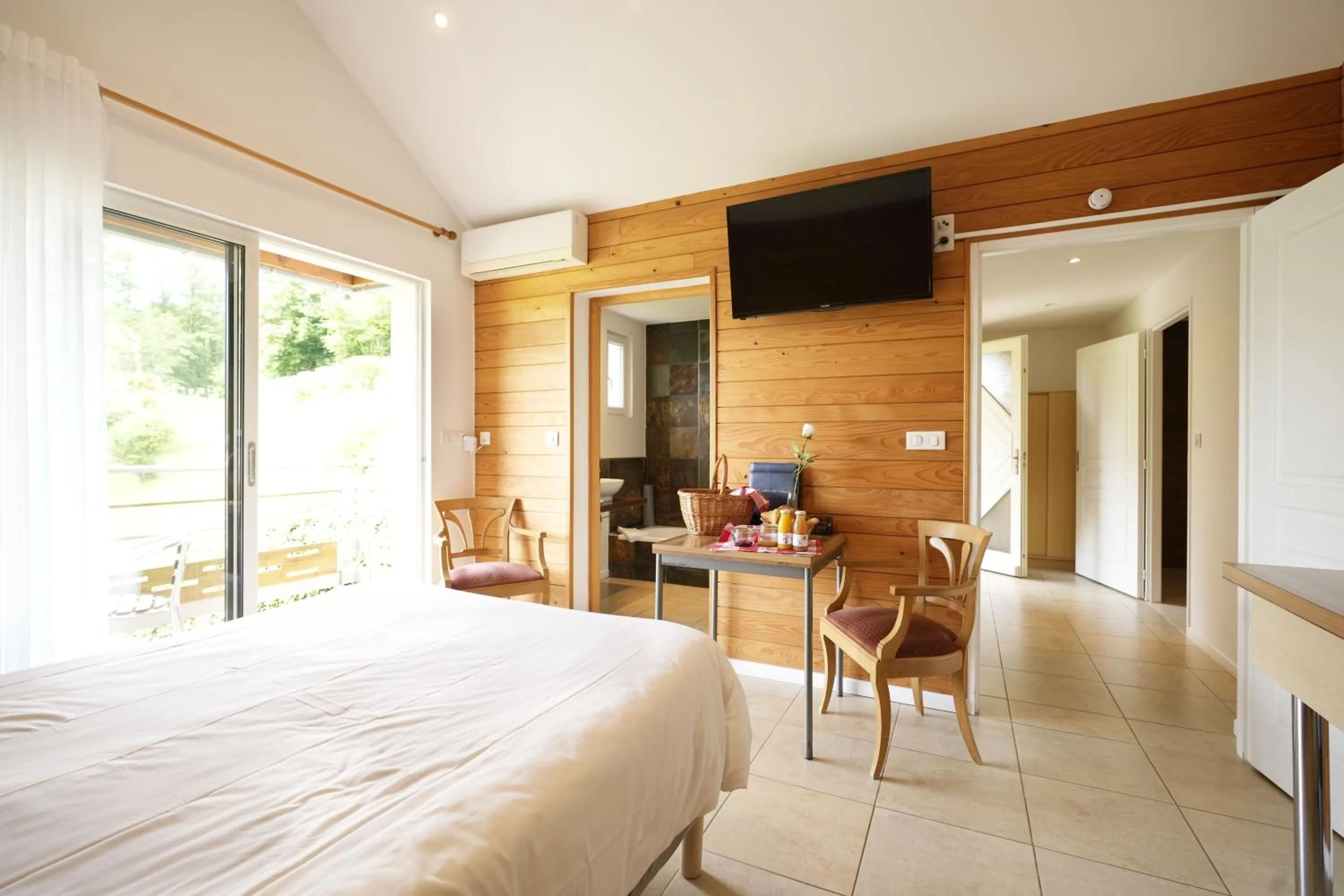 Bedroom, Bed in San-Val' Eau