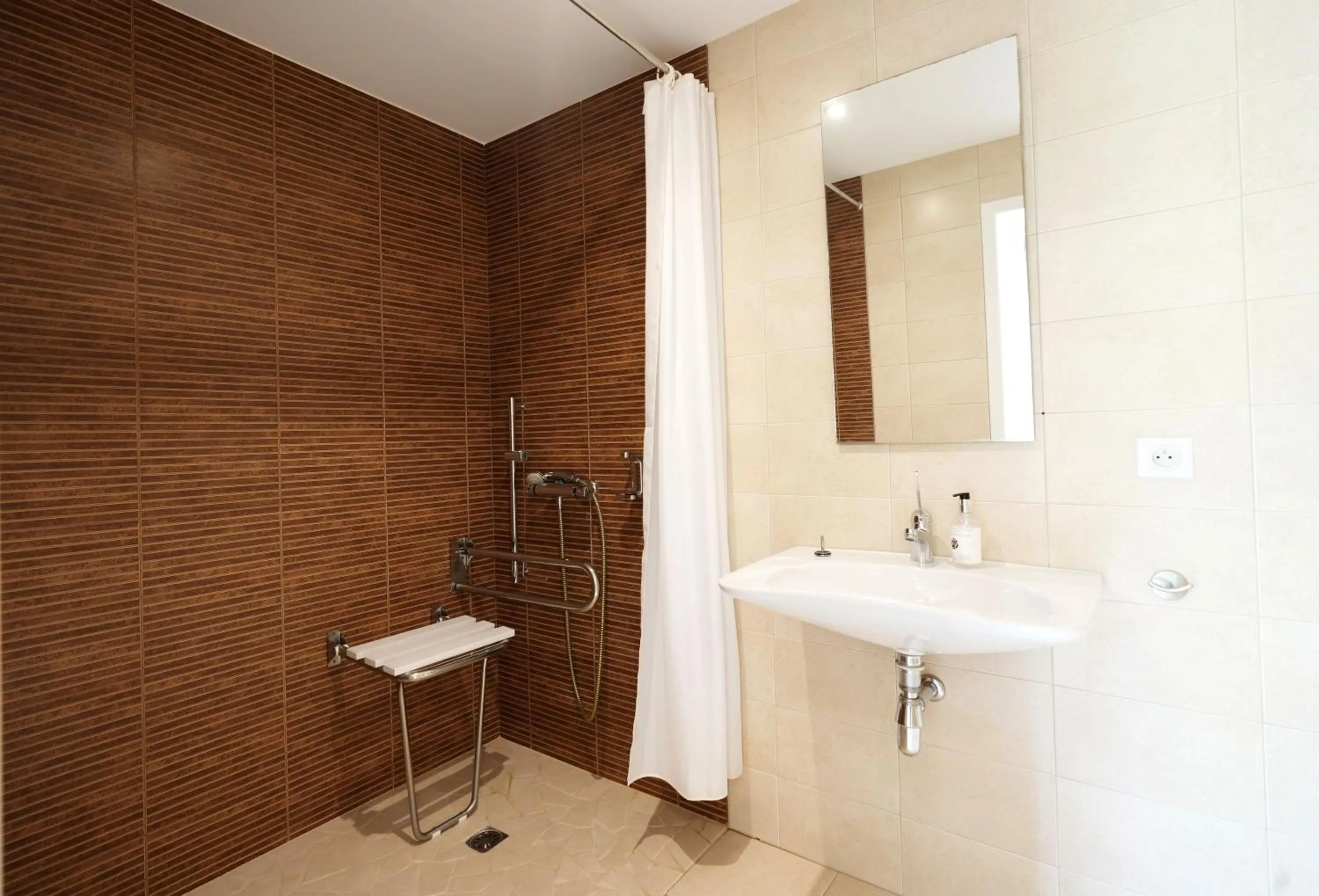 Bathroom in San-Val' Eau