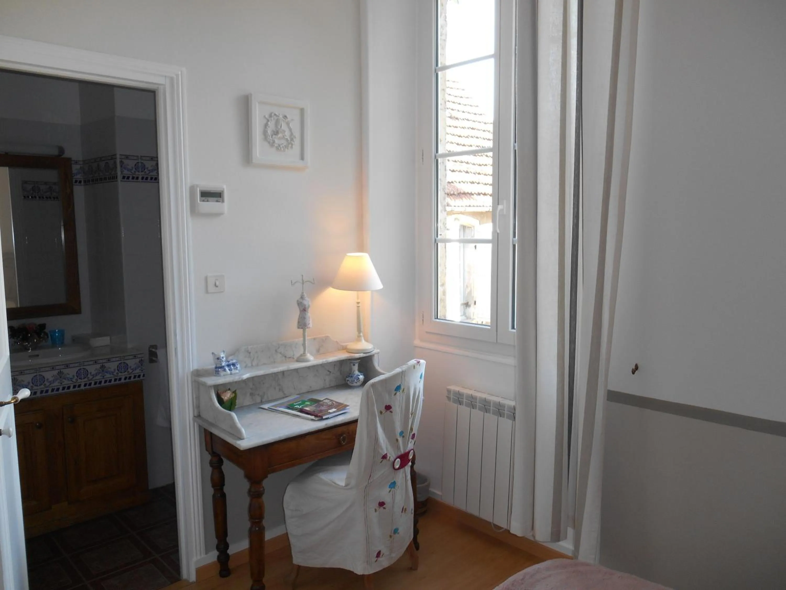 Photo of the whole room in La Roseraie Hôtel Restaurant