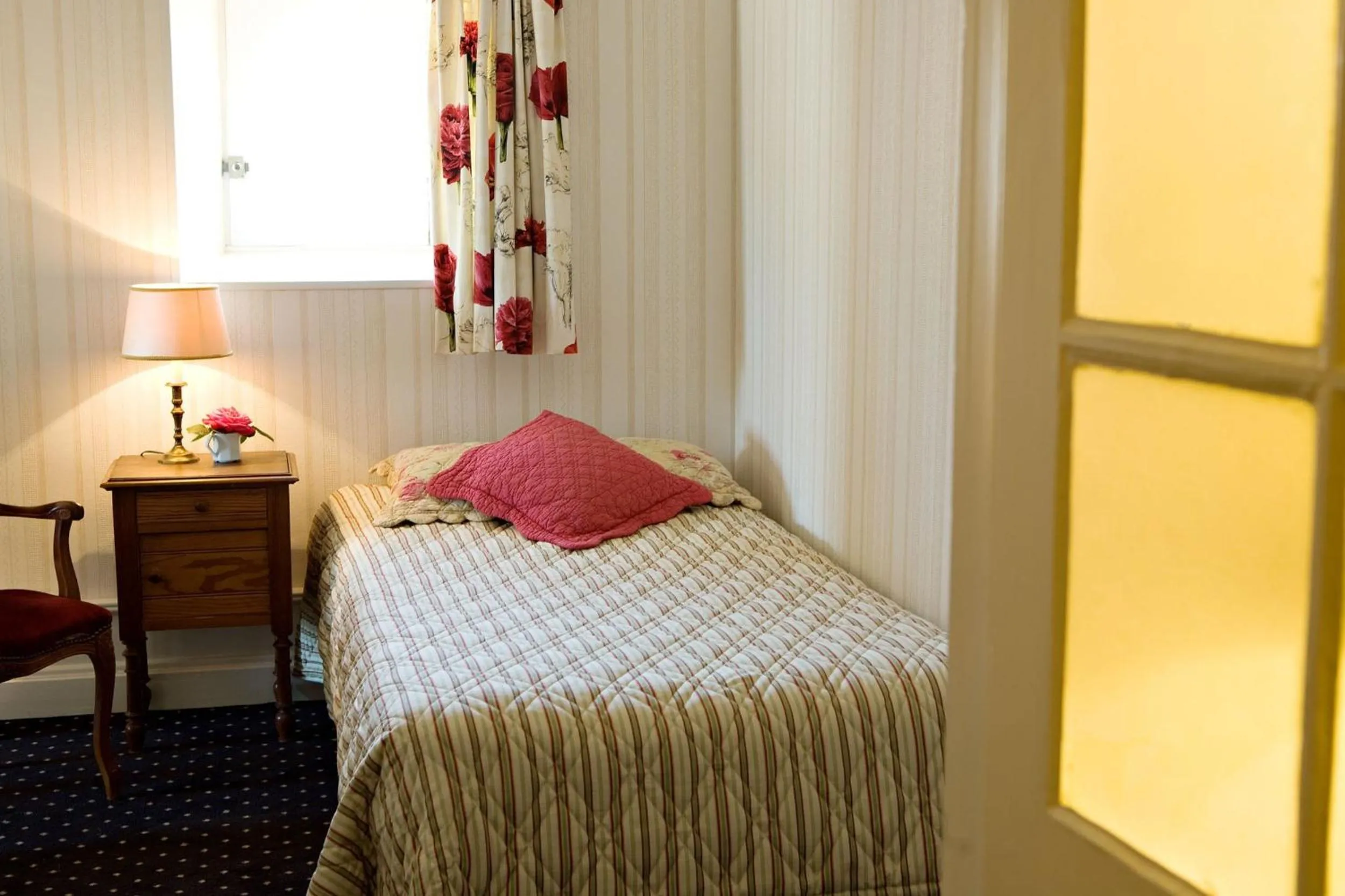 Bedroom, Bed in La Roseraie Hôtel Restaurant