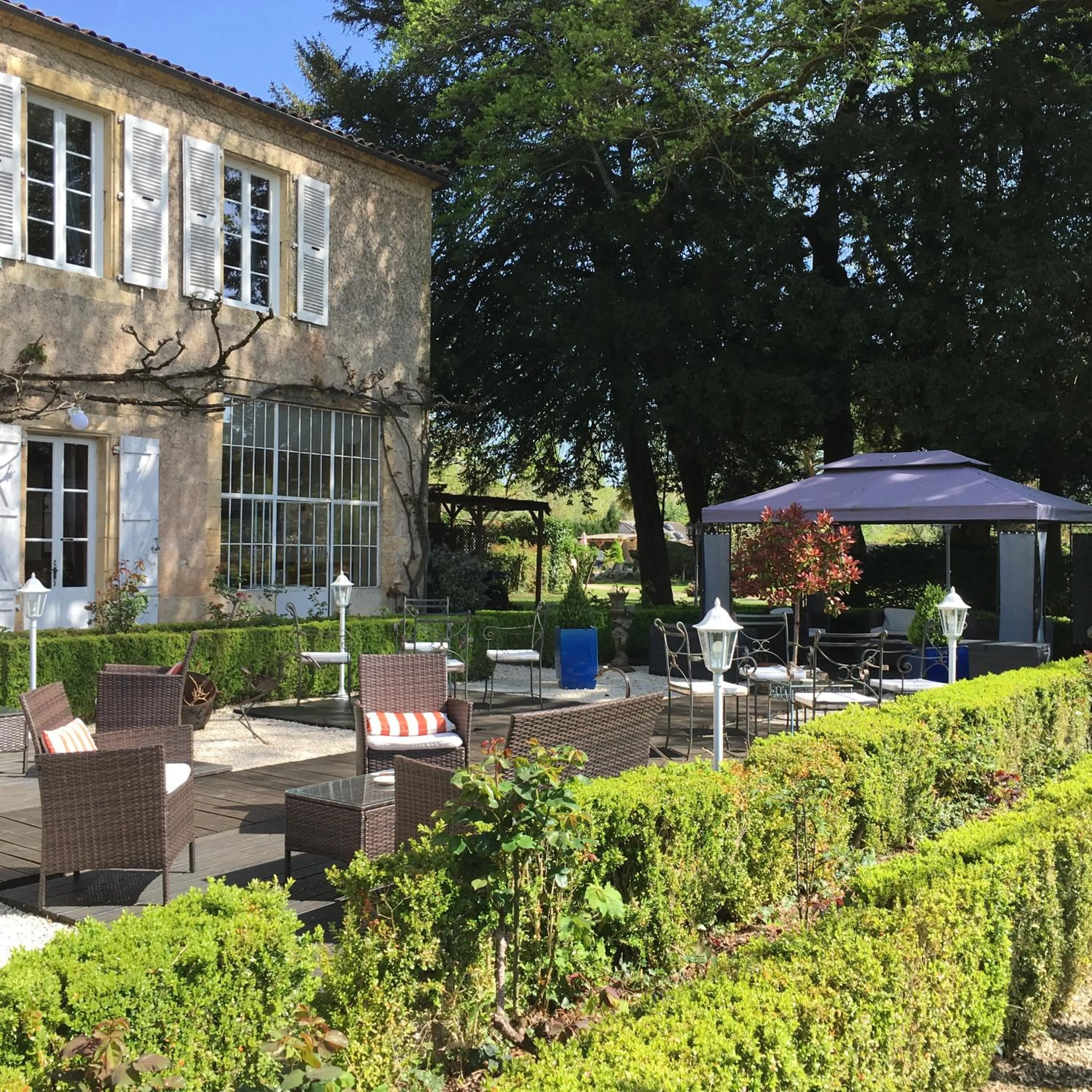 Patio in La Roseraie Hôtel Restaurant