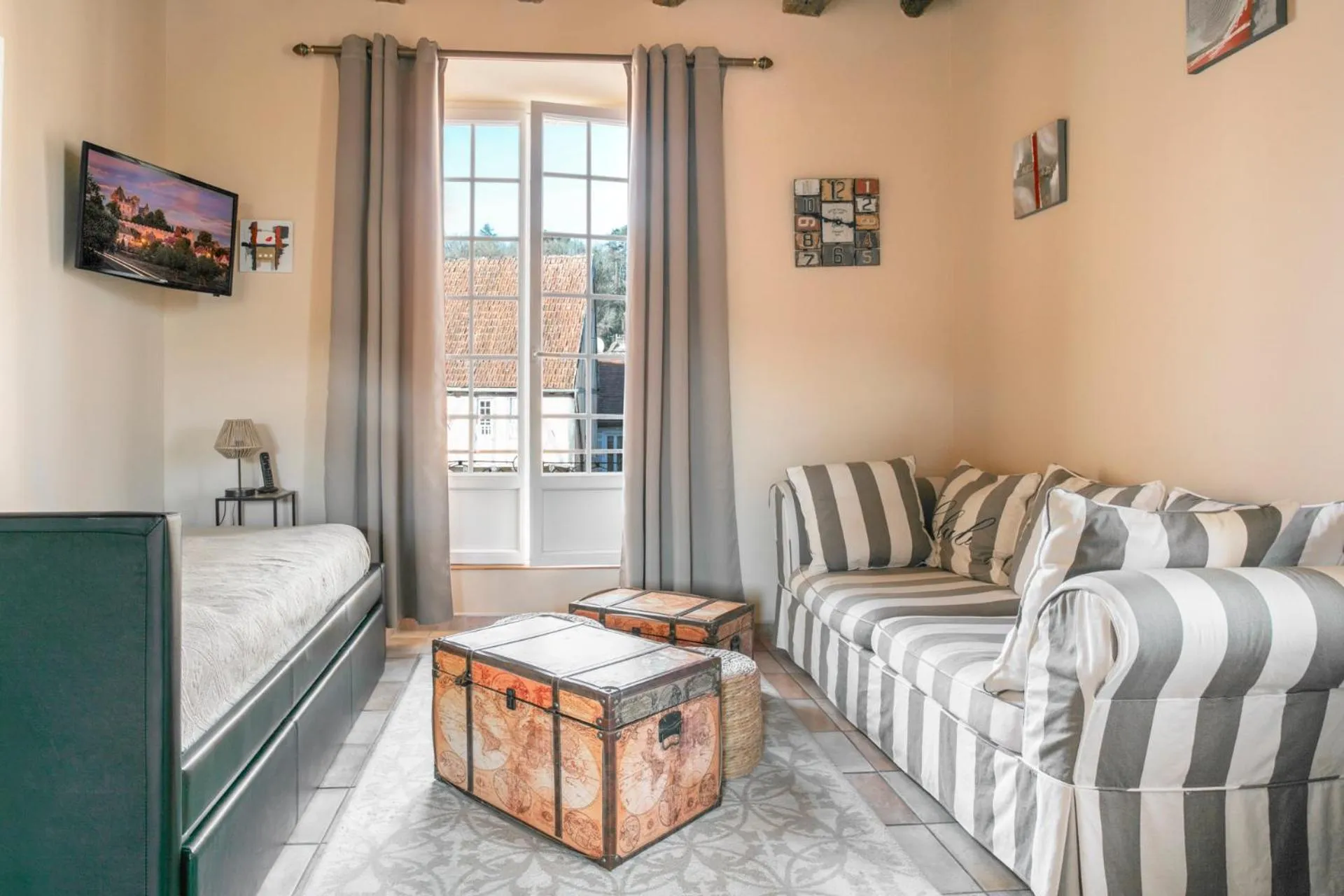 Seating area in La Roseraie Hôtel Restaurant
