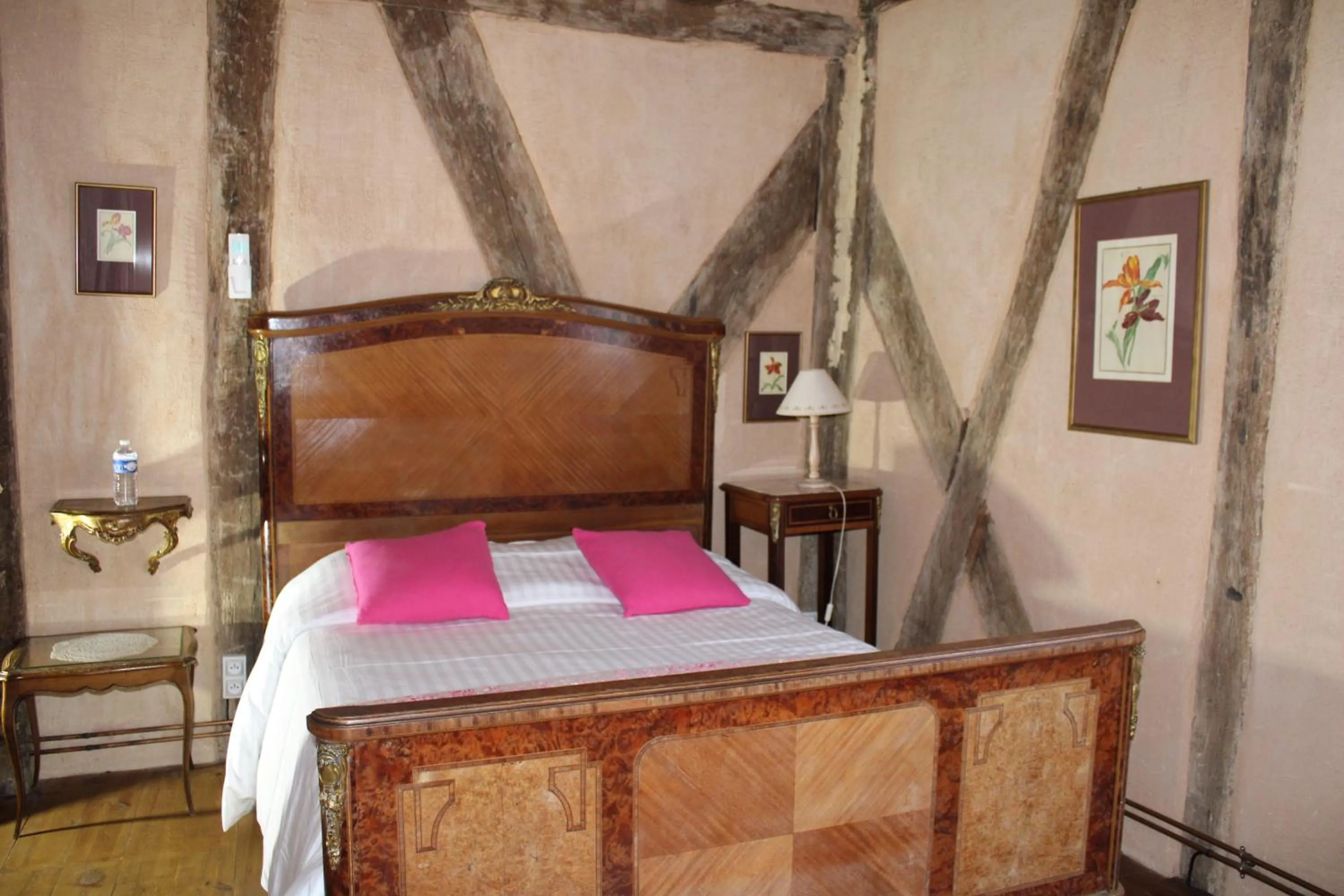 Bed in La Roseraie Hôtel Restaurant