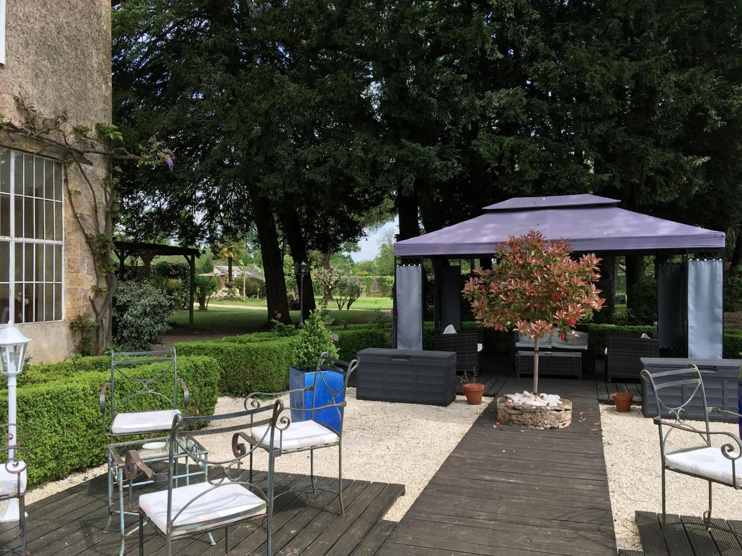 Patio in La Roseraie Hôtel Restaurant