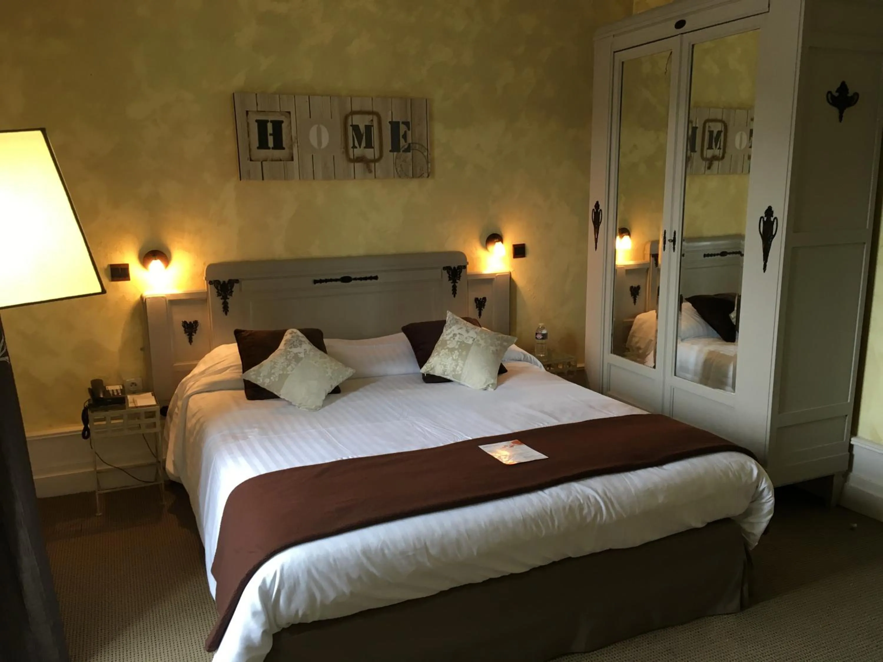 Photo of the whole room, Bed in La Roseraie Hôtel Restaurant