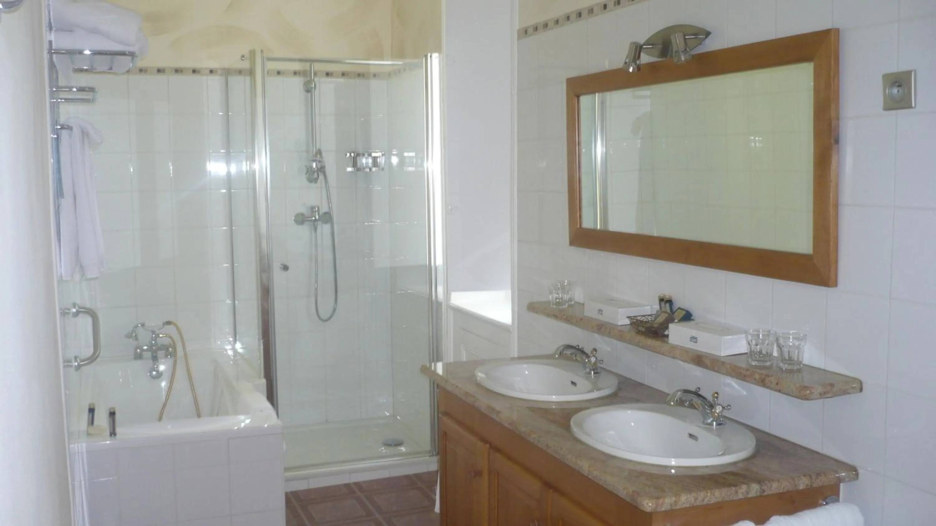 Bathroom in La Roseraie Hôtel Restaurant