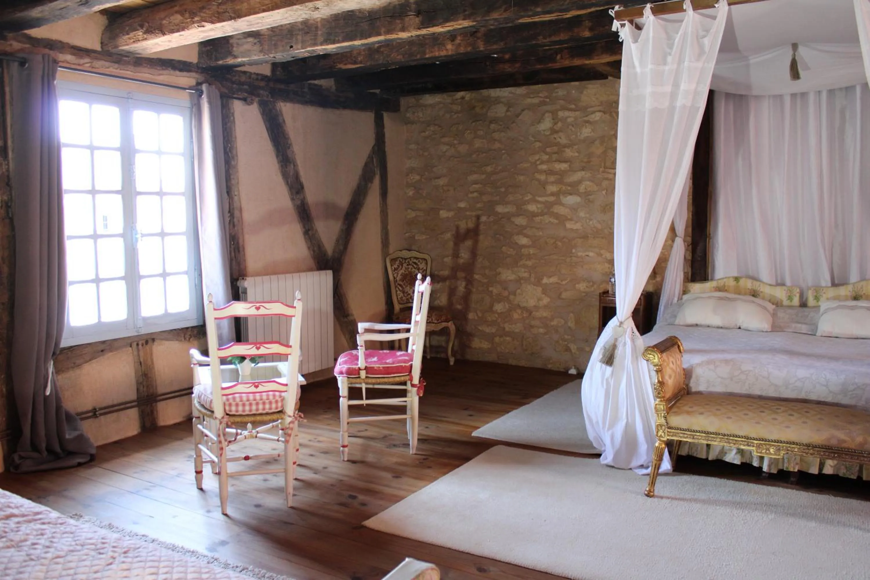 Bed in La Roseraie Hôtel Restaurant