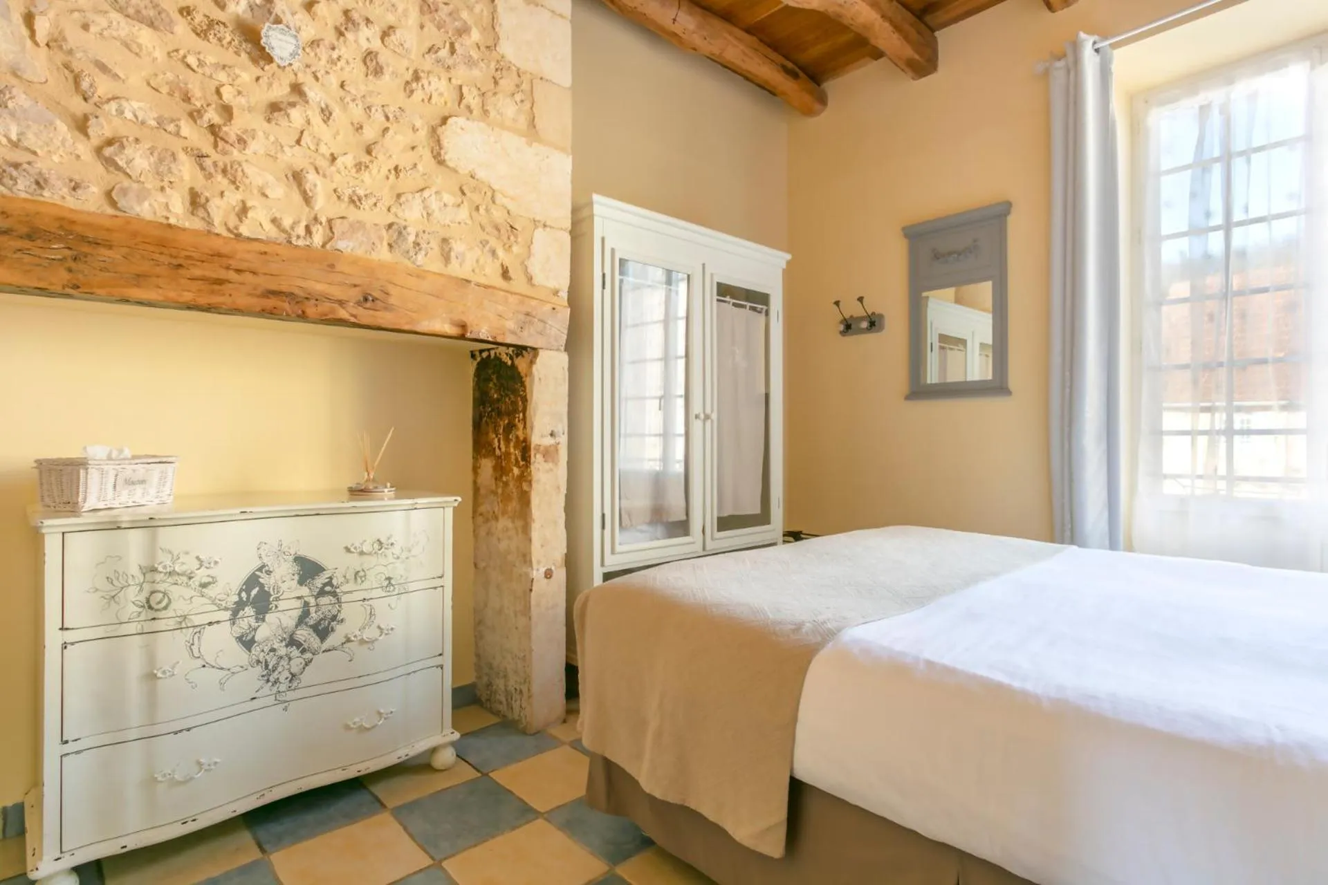 Bed in La Roseraie Hôtel Restaurant