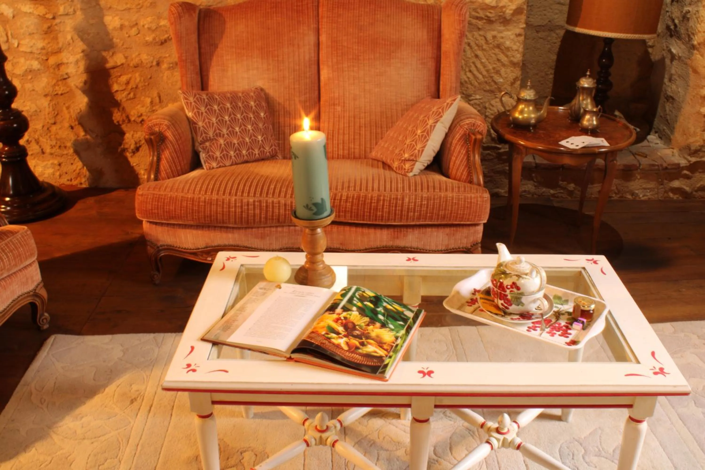 Seating area in La Roseraie Hôtel Restaurant