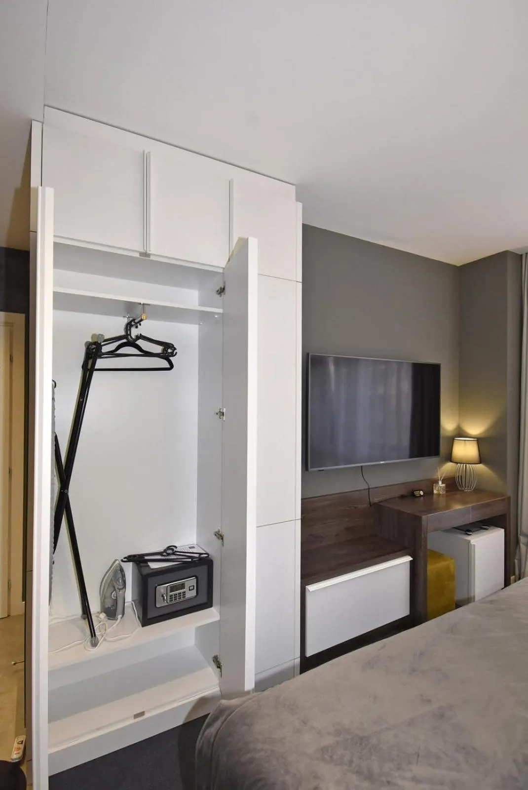 Communal lounge/ TV room, Bed in Avenue ApartHotel