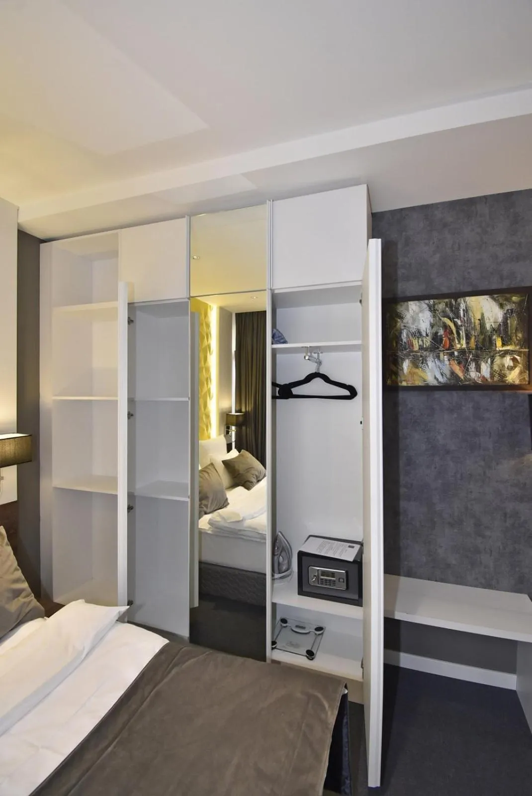 safe, Bed in Avenue ApartHotel