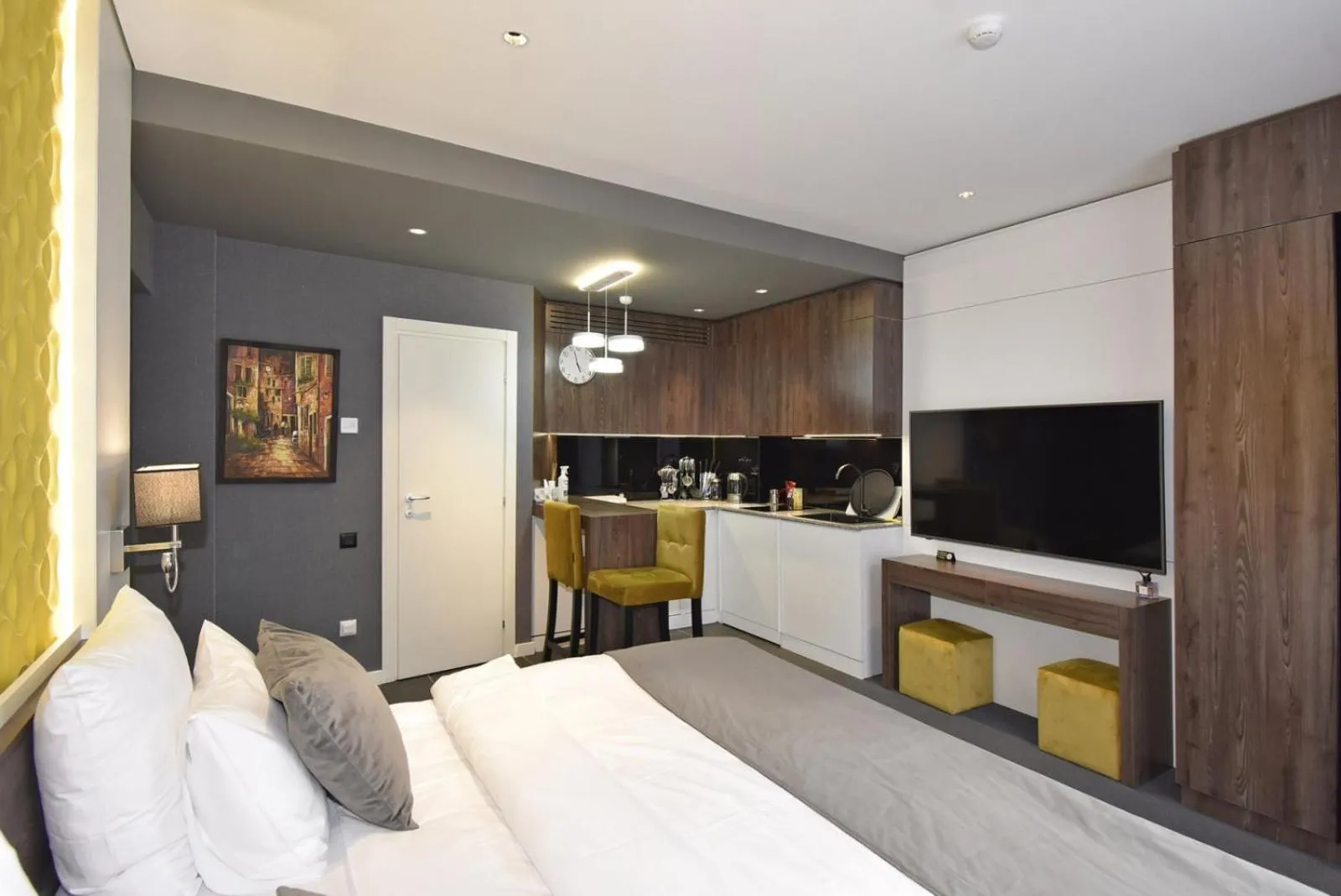 Seating area, Bed in Avenue ApartHotel