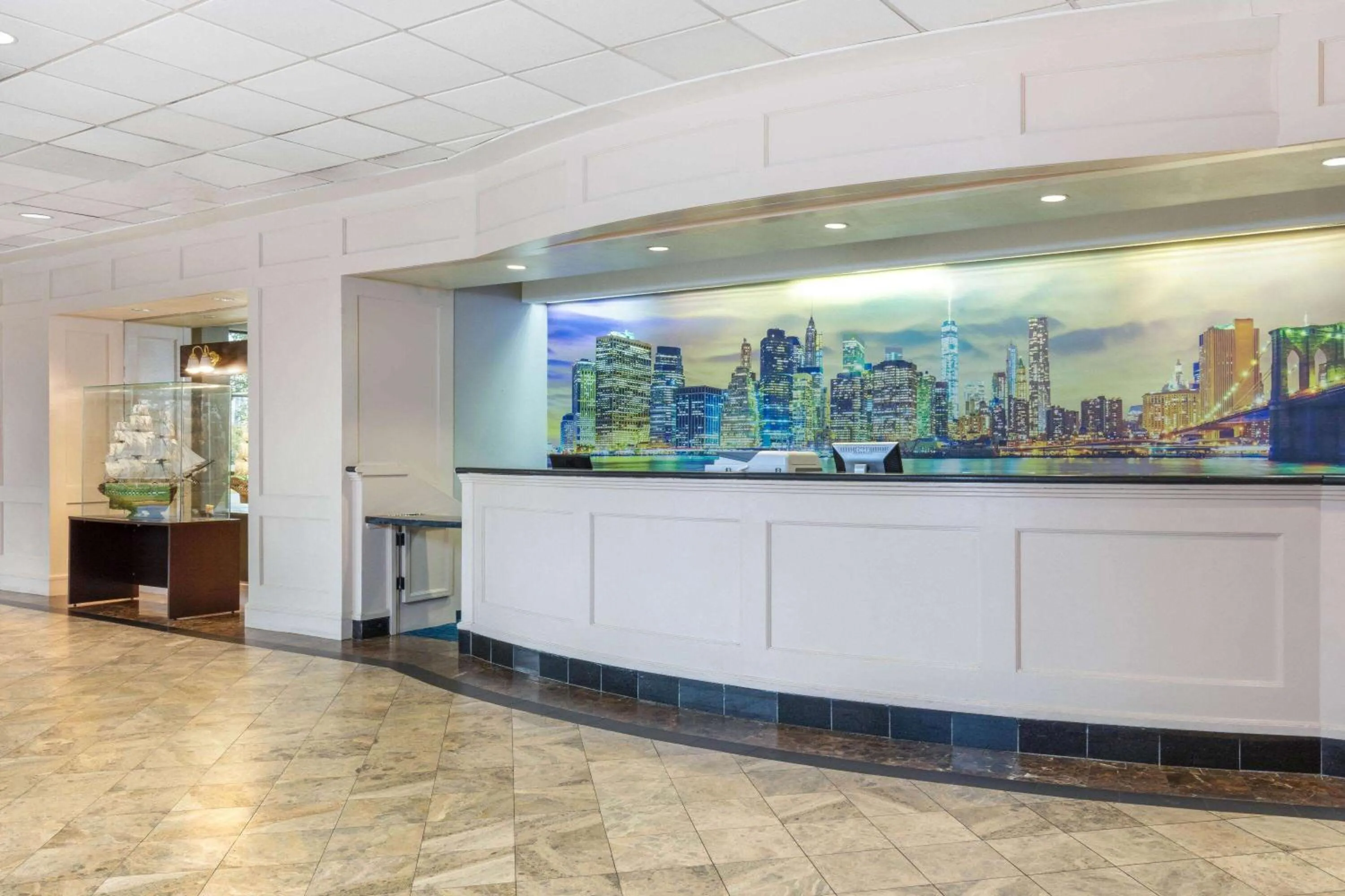 Lobby or reception in La Quinta by Wyndham Secaucus Meadowlands