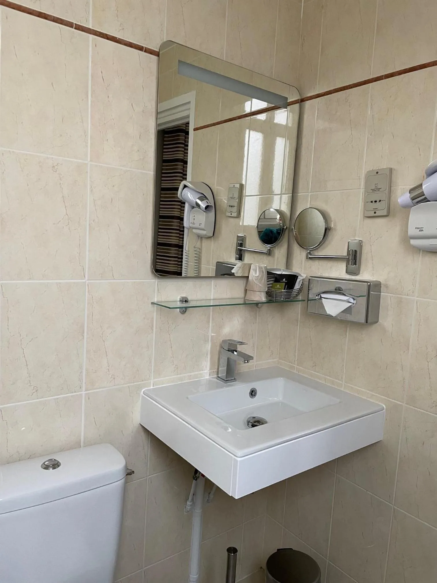 Bathroom in Hôtel Le Beaugency