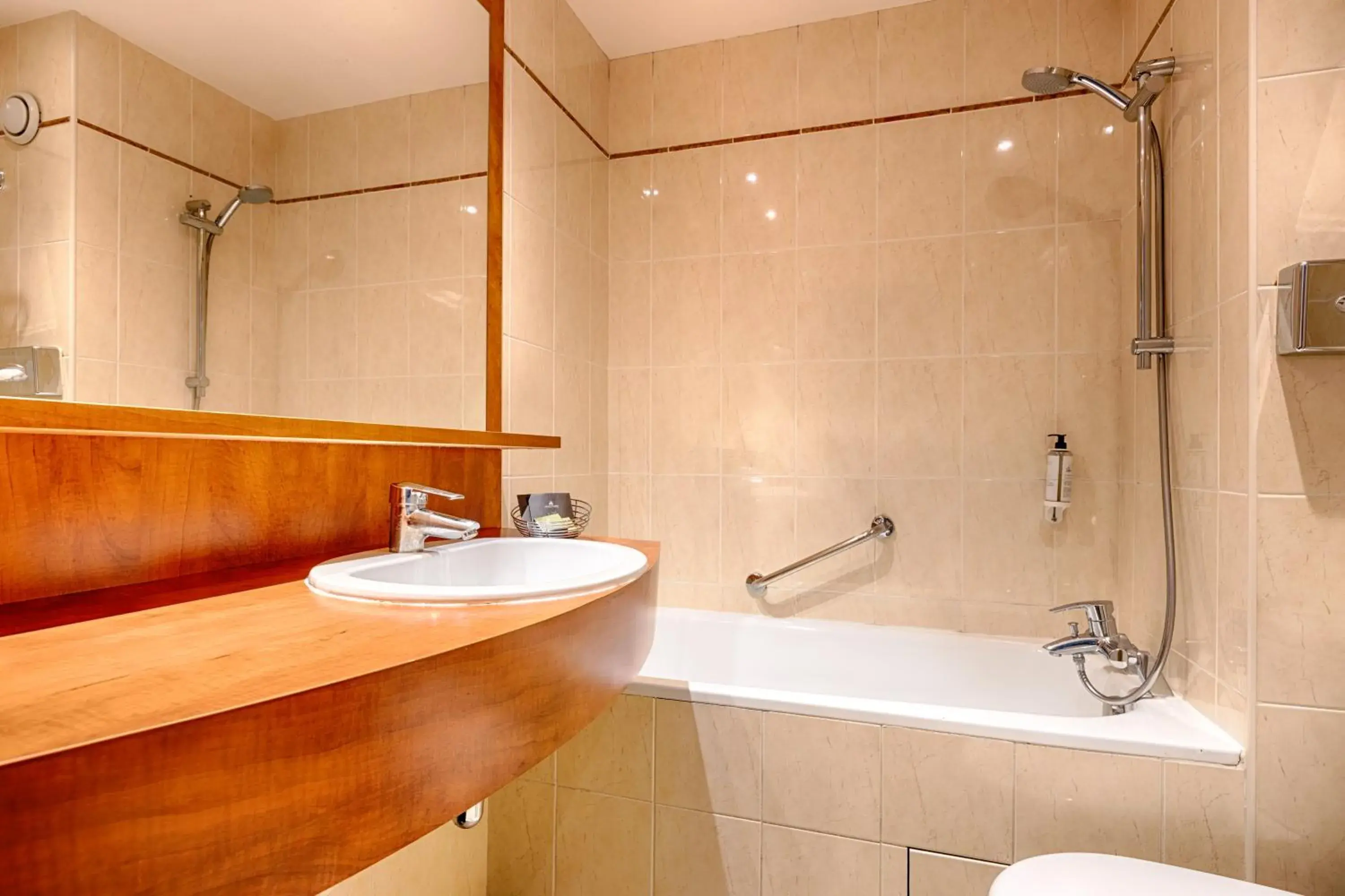 Twin Room in Hôtel Le Beaugency Twin Room in Hôtel Le Beaugency