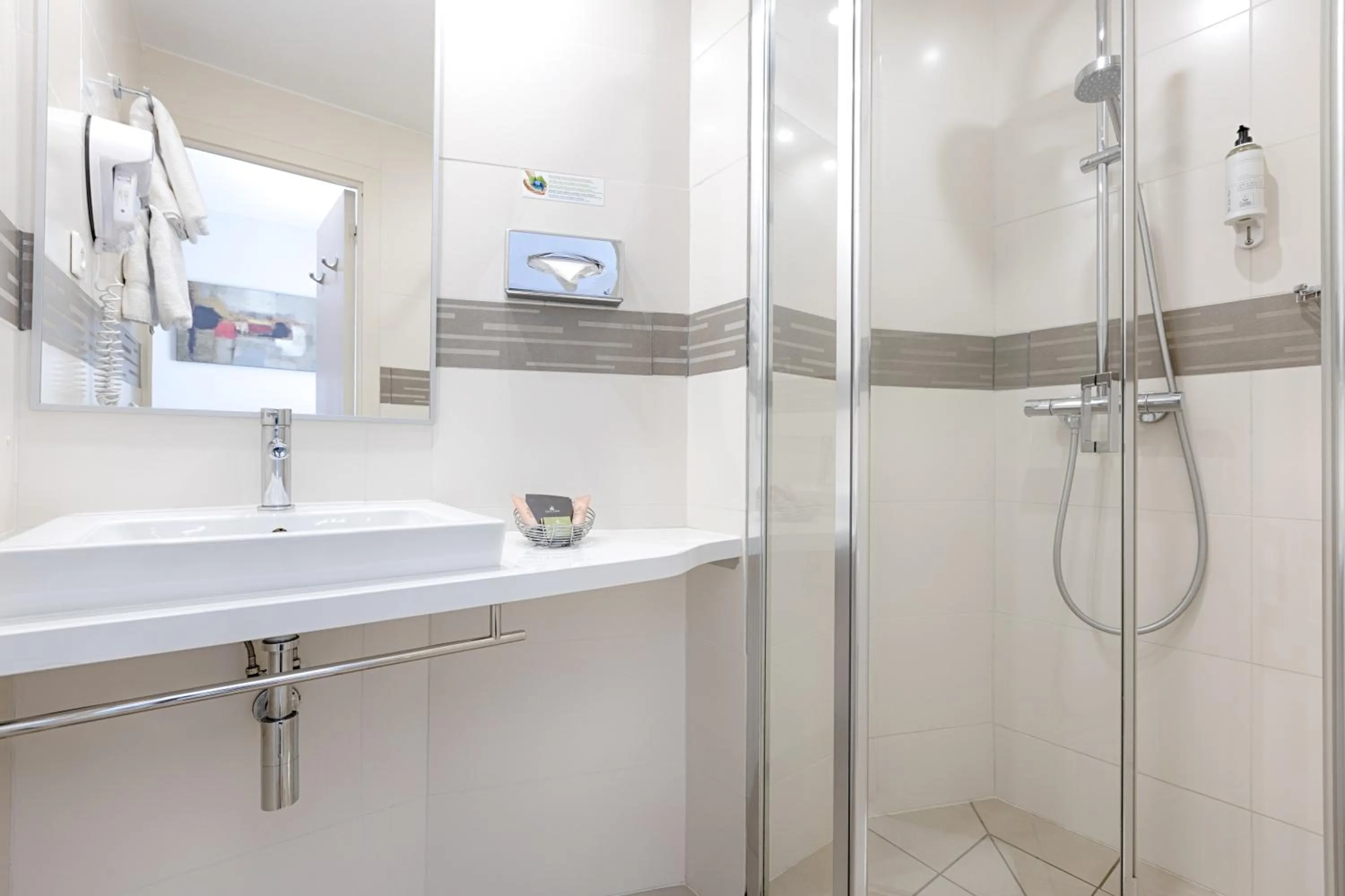 Bathroom in Hôtel Le Beaugency