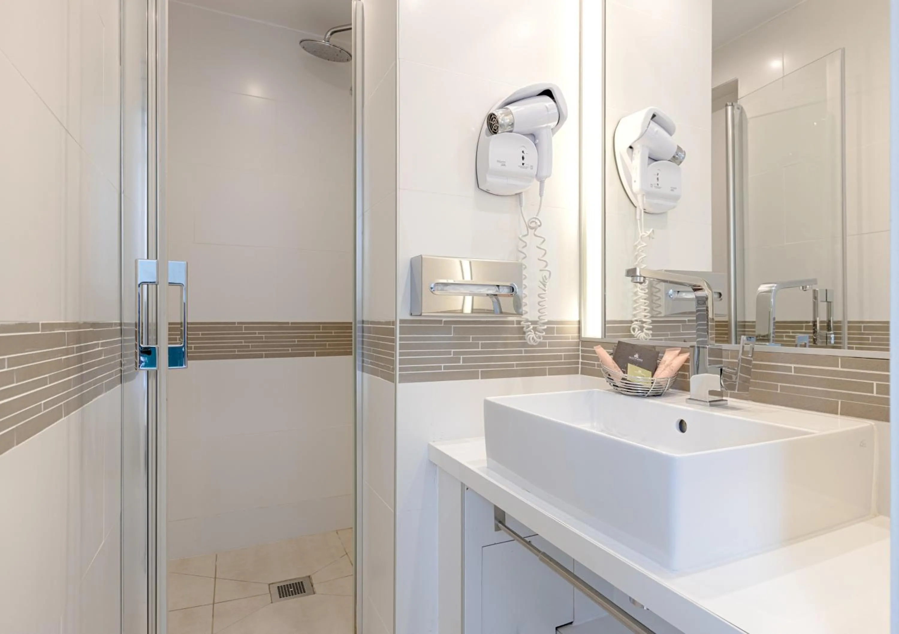 Bathroom in Hôtel Le Beaugency