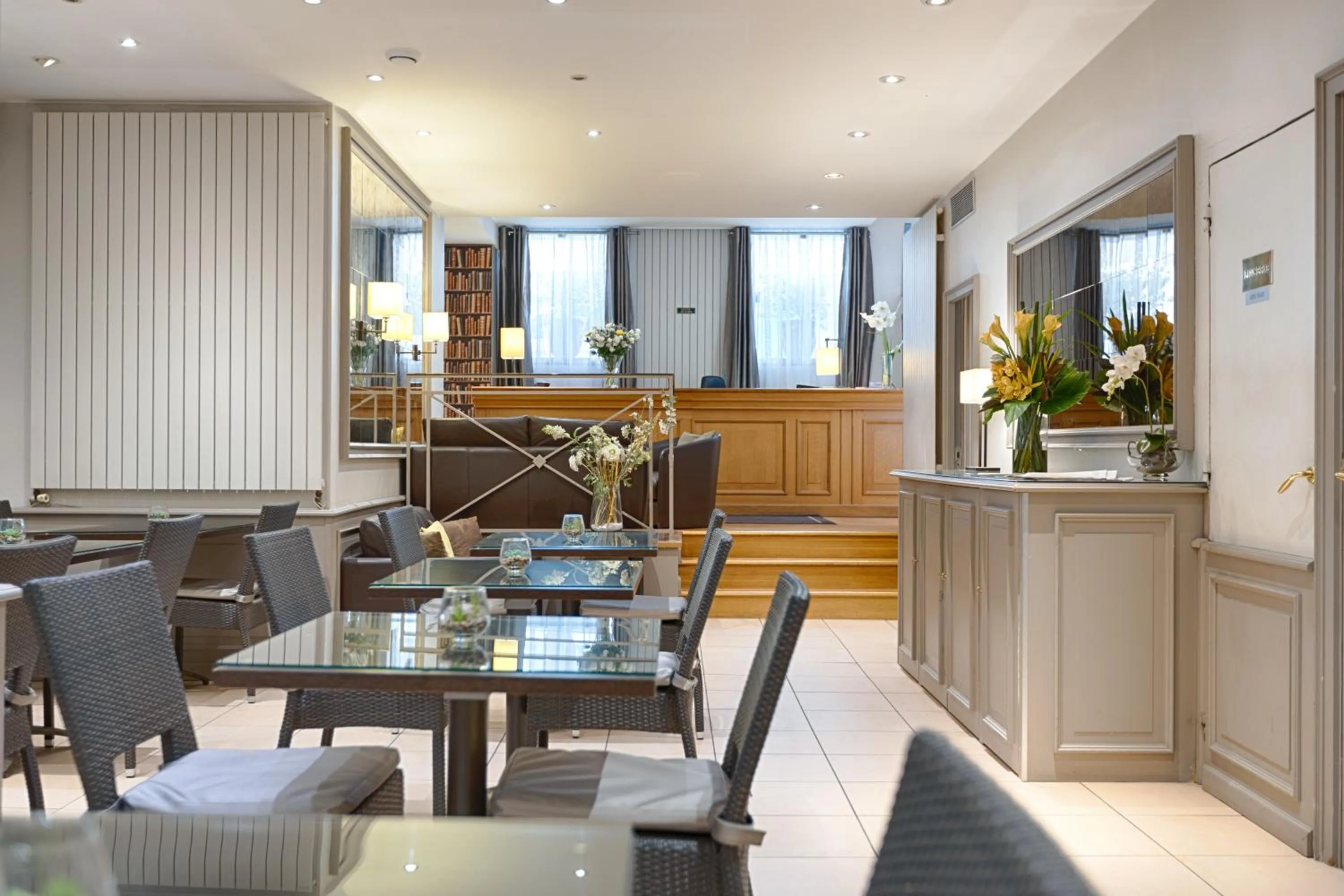 Lobby or reception in Hôtel Le Beaugency