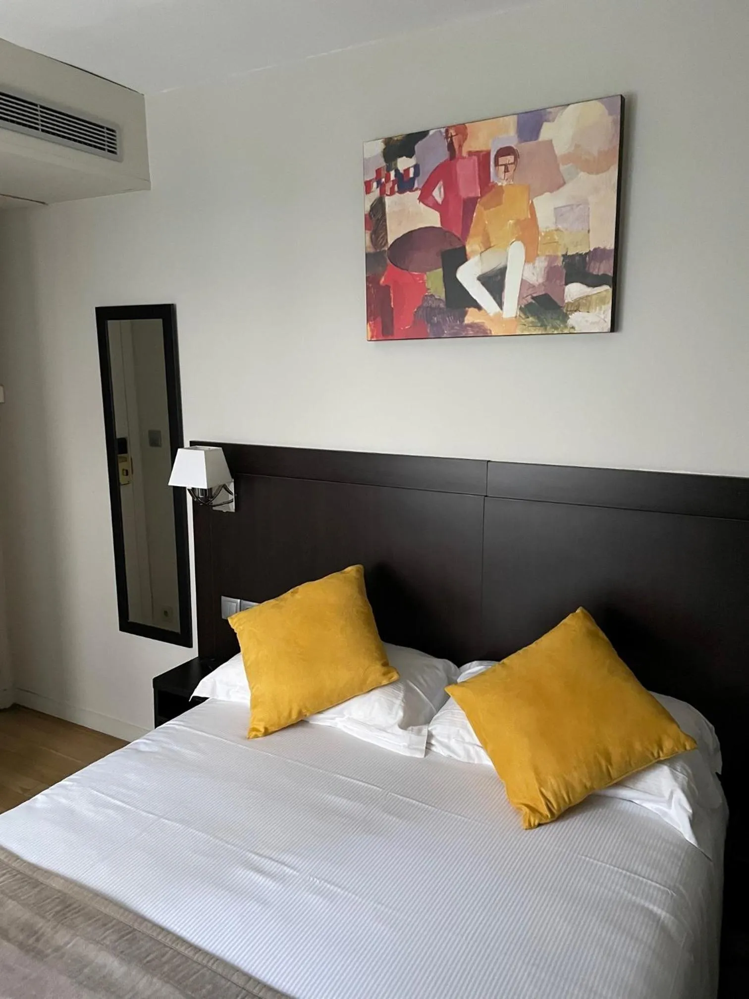 Bed in Hôtel Le Beaugency