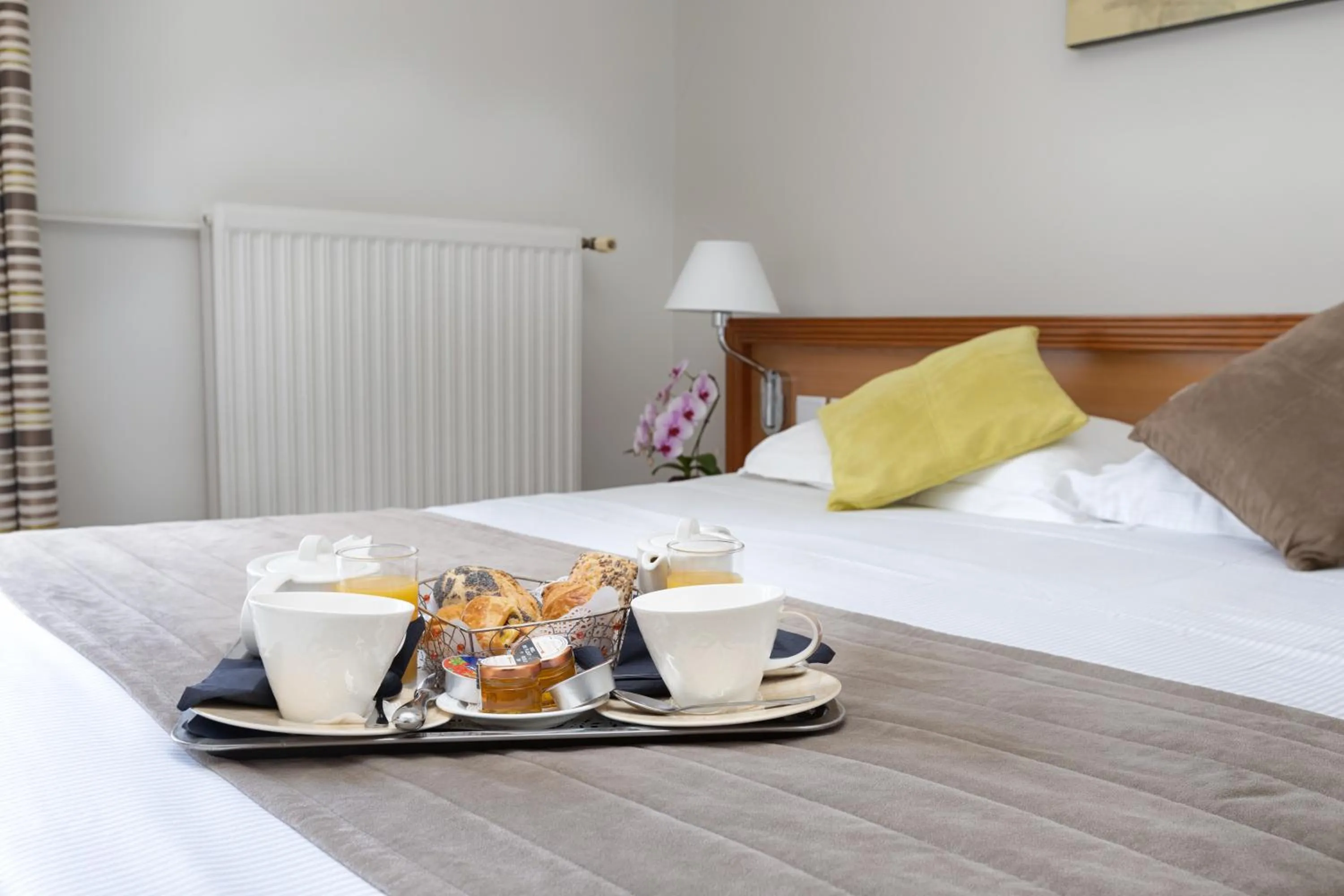 Bedroom, Bed in Hôtel Le Beaugency