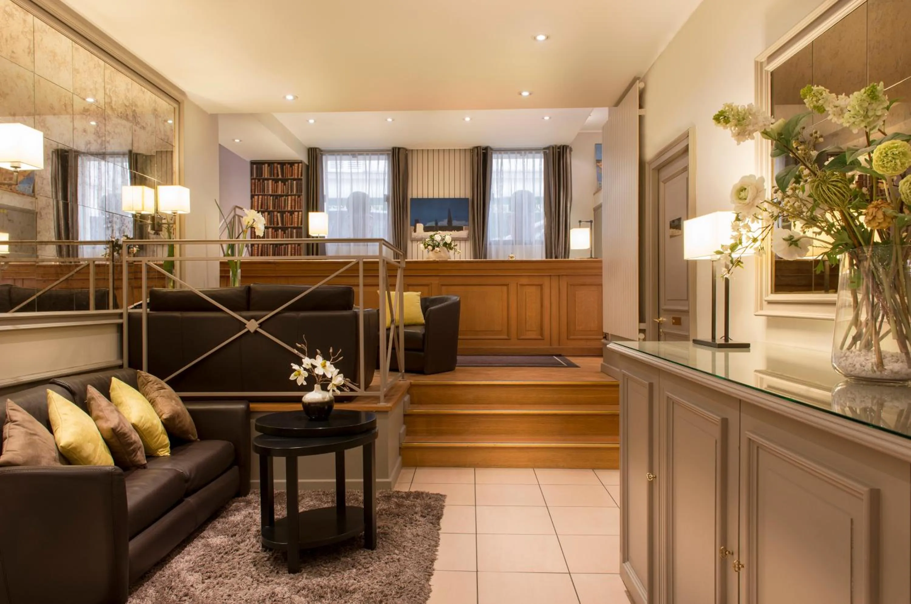 Lobby or reception in Hôtel Le Beaugency