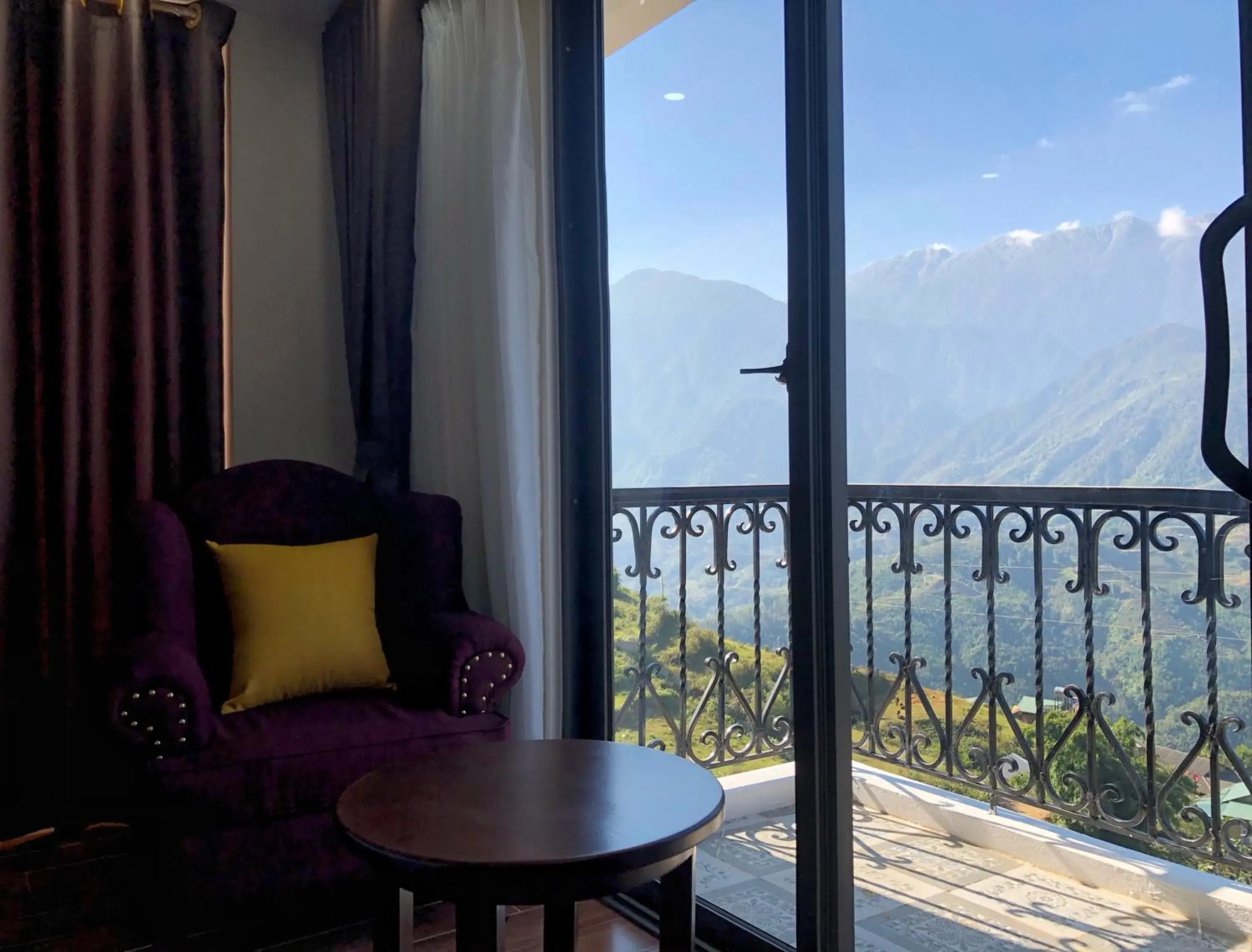 Deluxe Double or Twin Room with Balcony in Muong Hoa View Hotel Deluxe Double or Twin Room with Balcony in Muong Hoa View Hotel