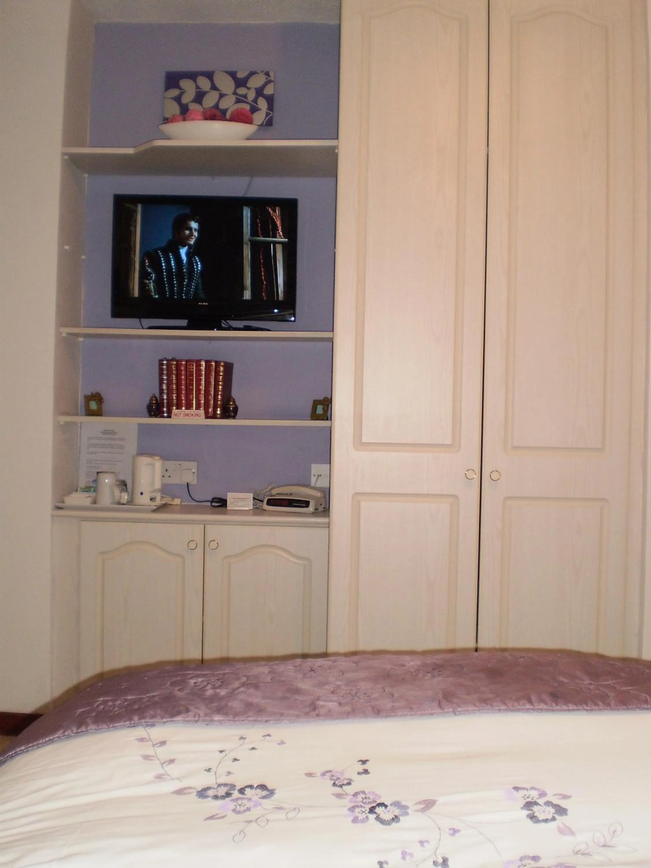 Bedroom, Bed in Shawlee Cottage