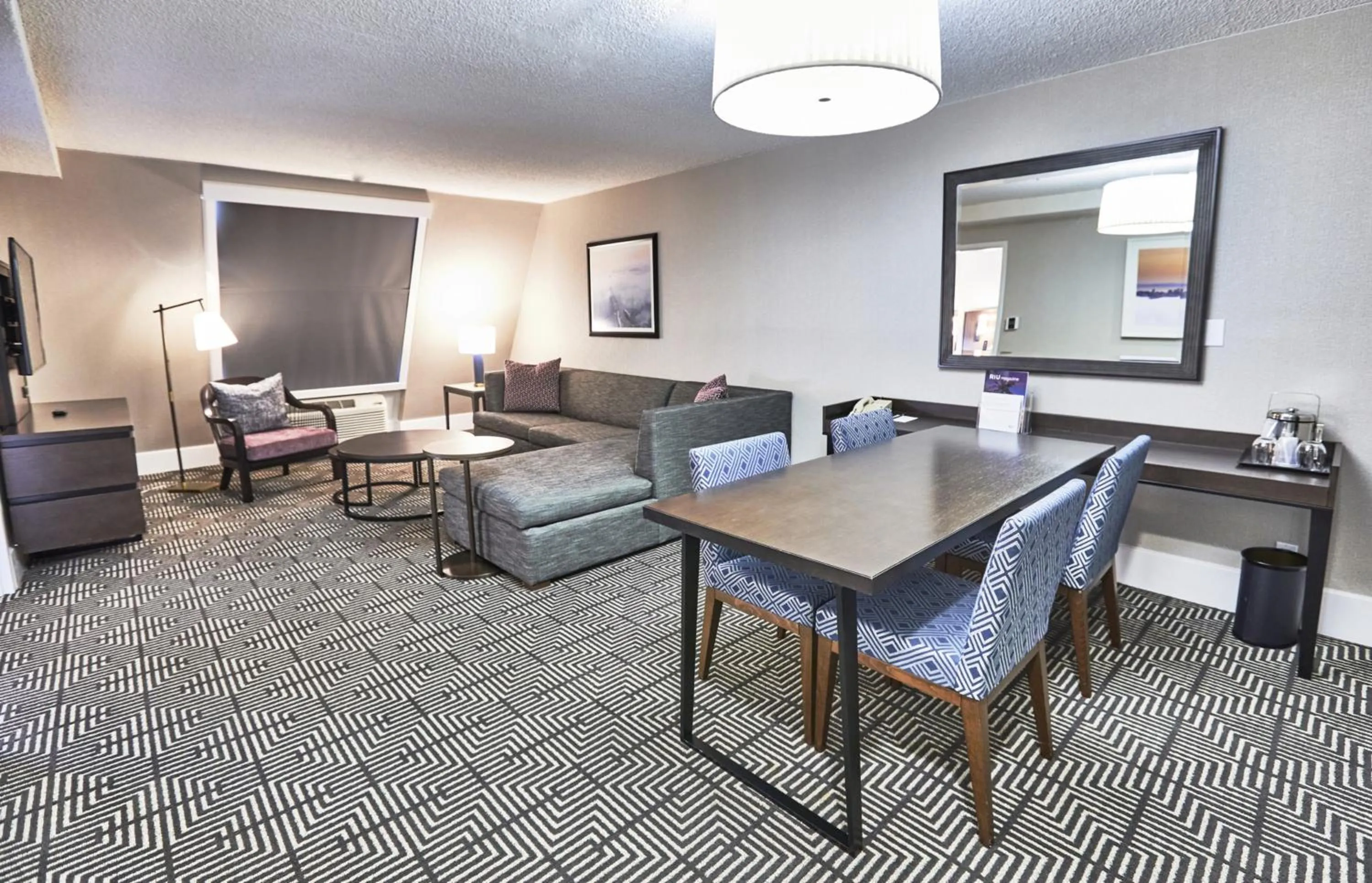 Living room in Riu Plaza Fisherman's Wharf