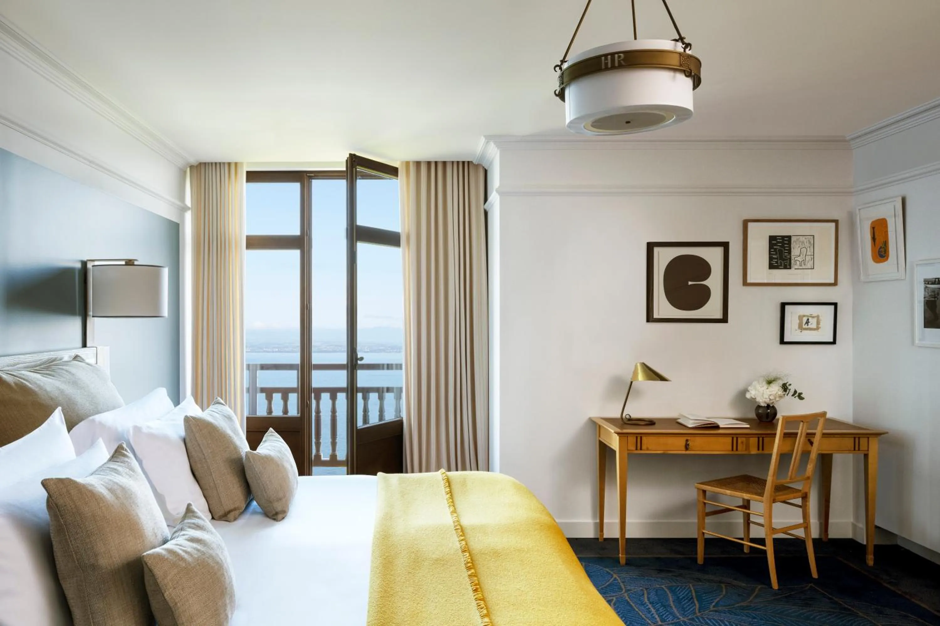 Living room, Bed in Hôtel Royal