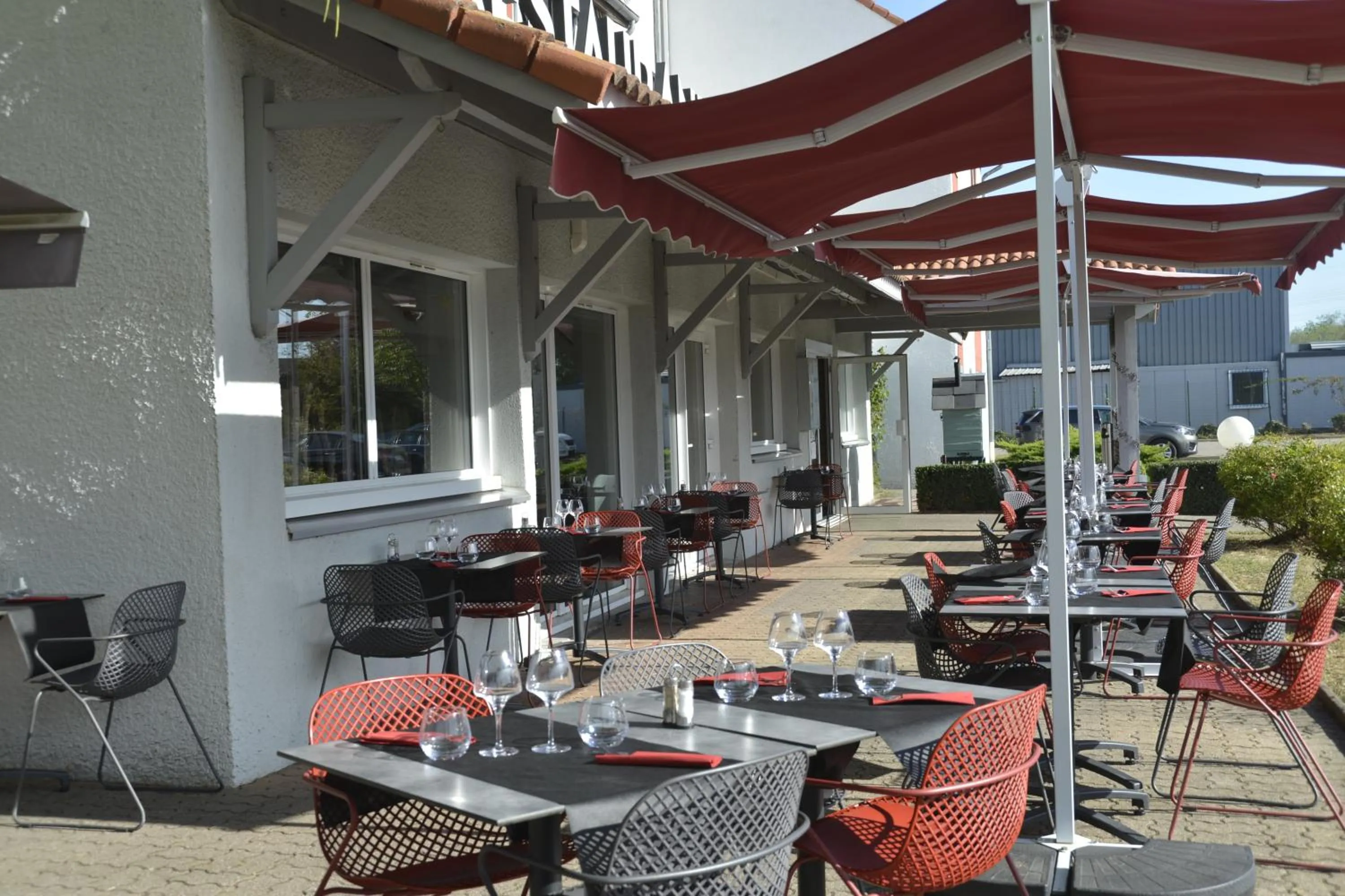 Patio in Logis Cris Hôtel et Restaurant, Lyon Sud-Est