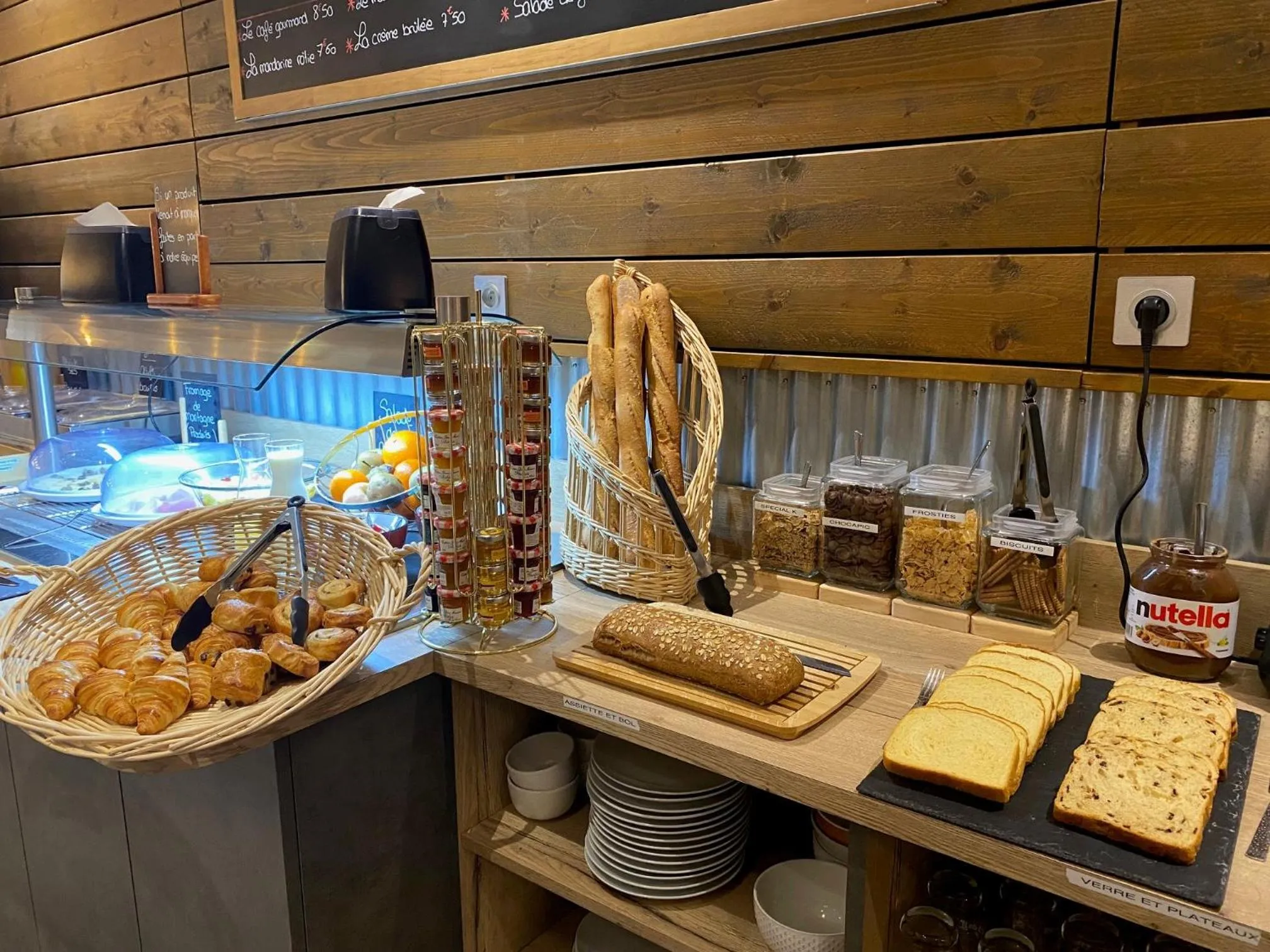 Breakfast in Logis Cris Hôtel et Restaurant, Lyon Sud-Est