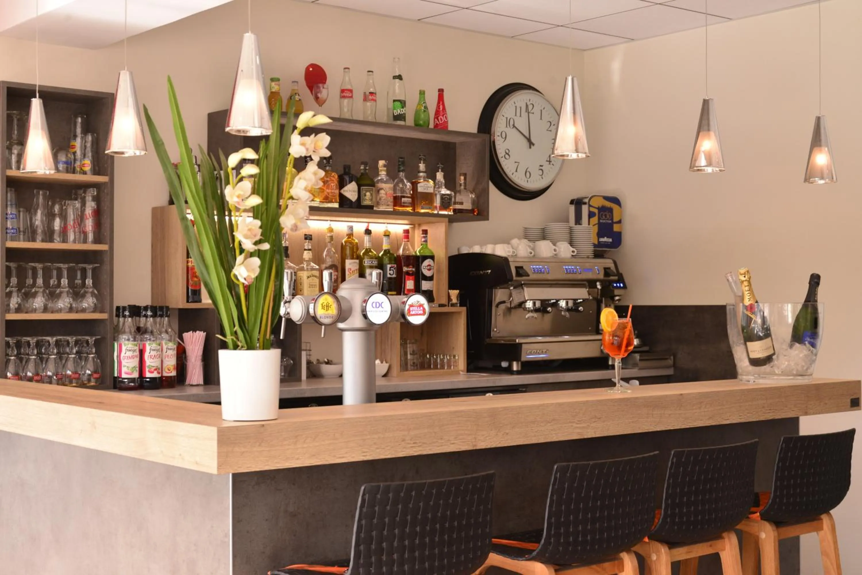 Lounge or bar in Logis Cris Hôtel et Restaurant, Lyon Sud-Est