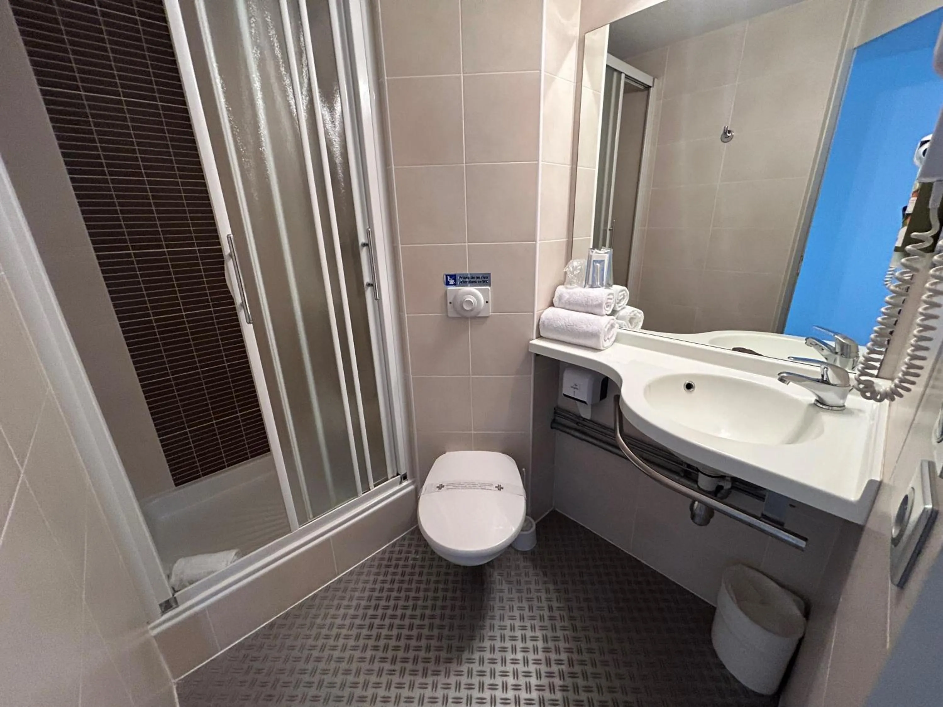 Shower in Logis Cris Hôtel et Restaurant, Lyon Sud-Est