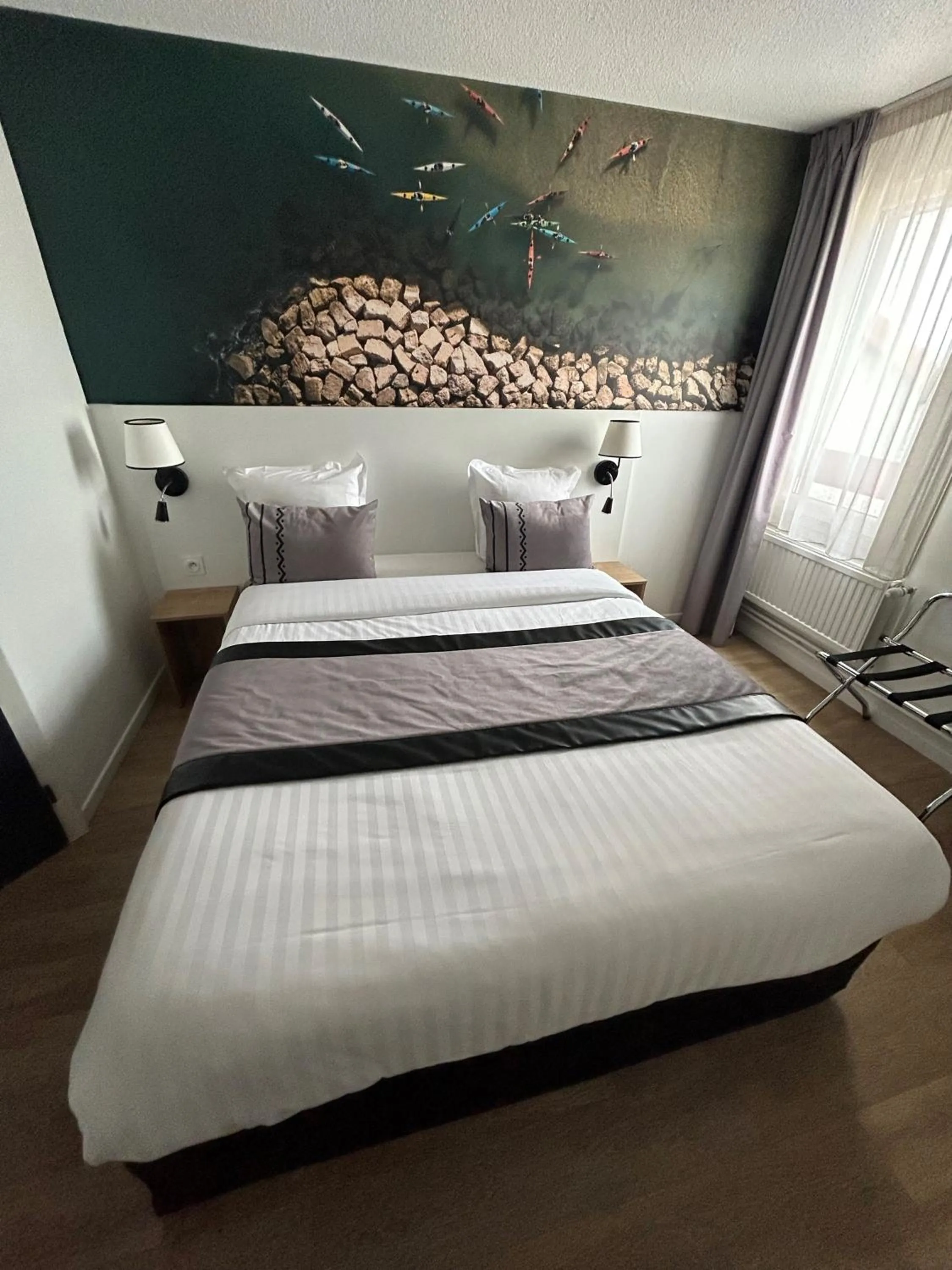 TV and multimedia, Bed in Logis Cris Hôtel et Restaurant, Lyon Sud-Est