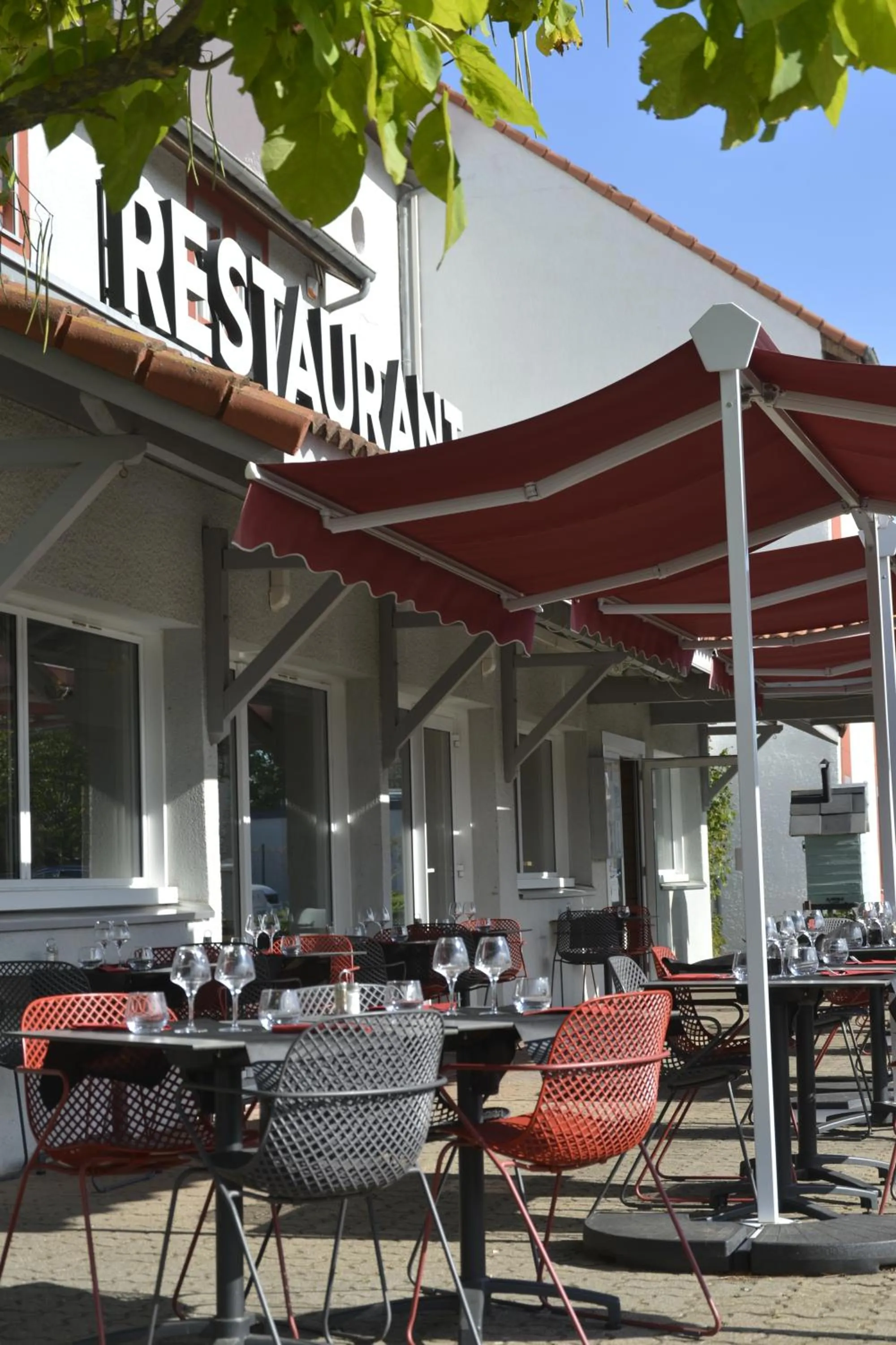 Facade/entrance in Logis Cris Hôtel et Restaurant, Lyon Sud-Est