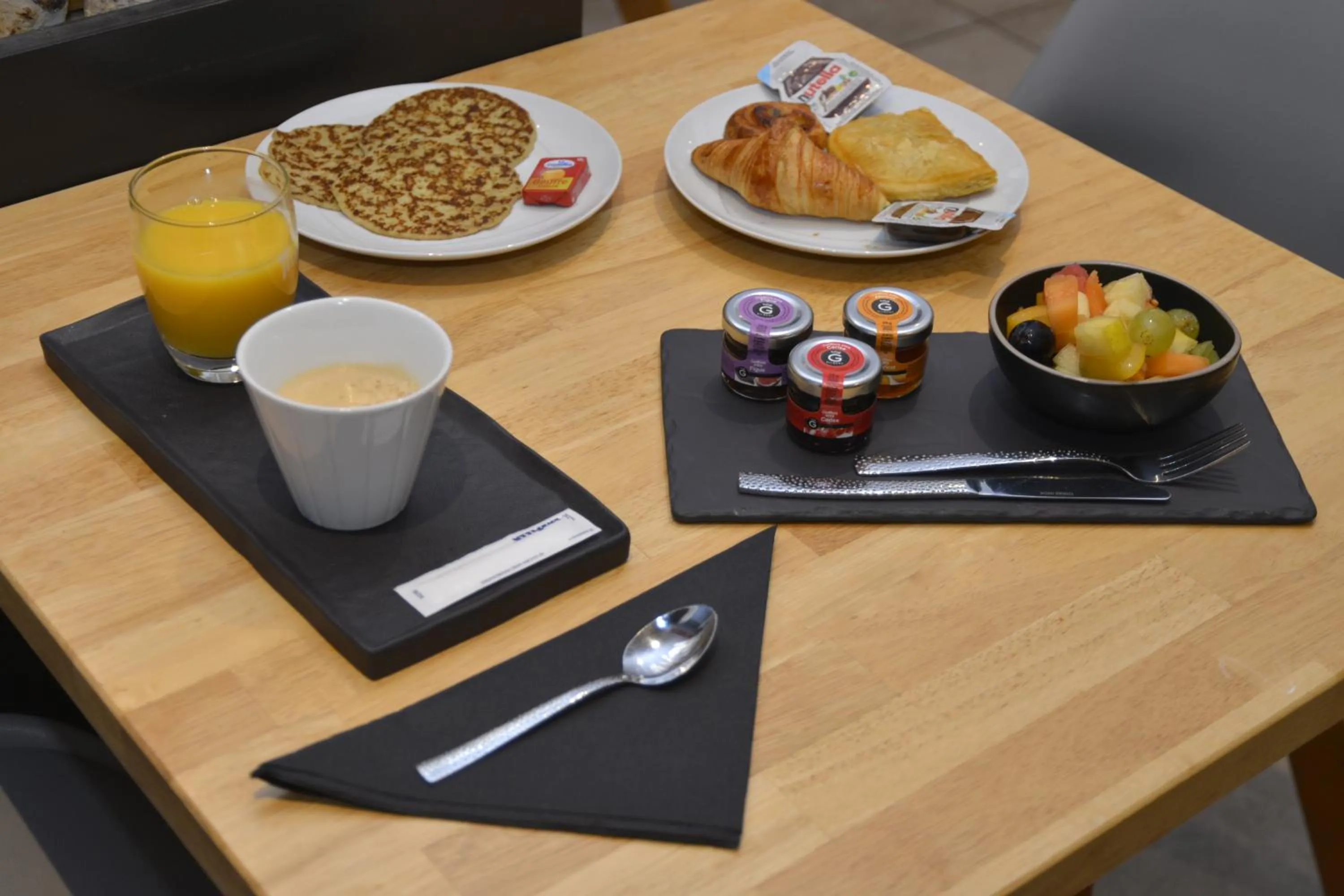 Breakfast in Logis Cris Hôtel et Restaurant, Lyon Sud-Est