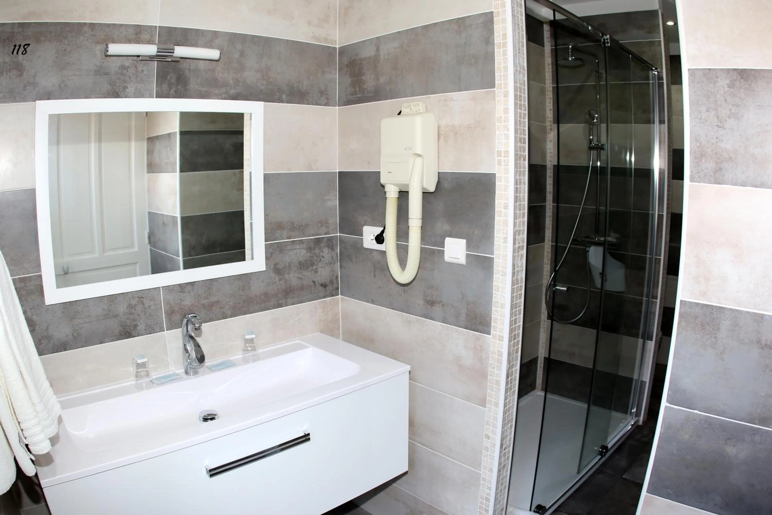 Shower in Hotel de la Basilique