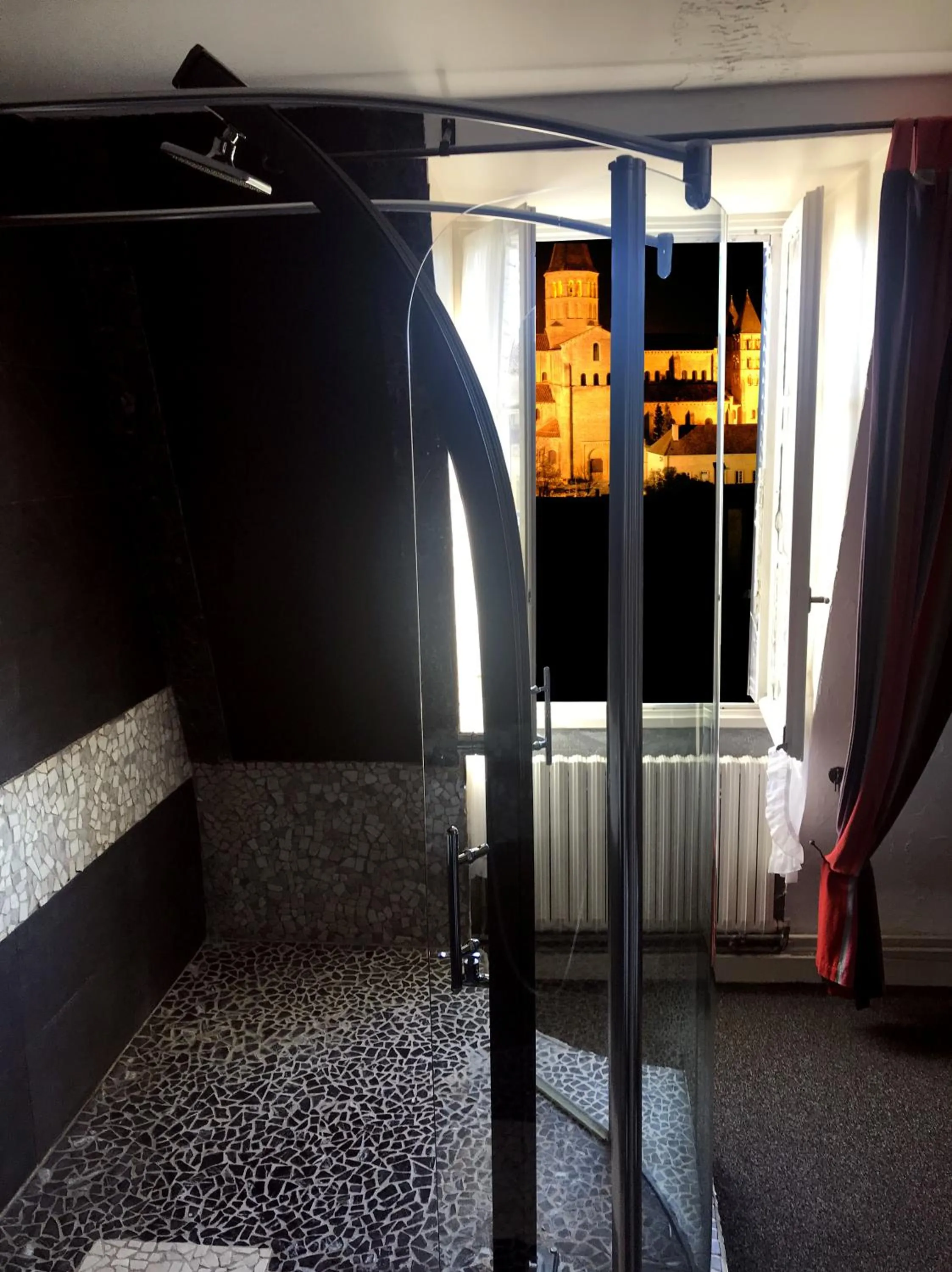 Shower in Hotel de la Basilique