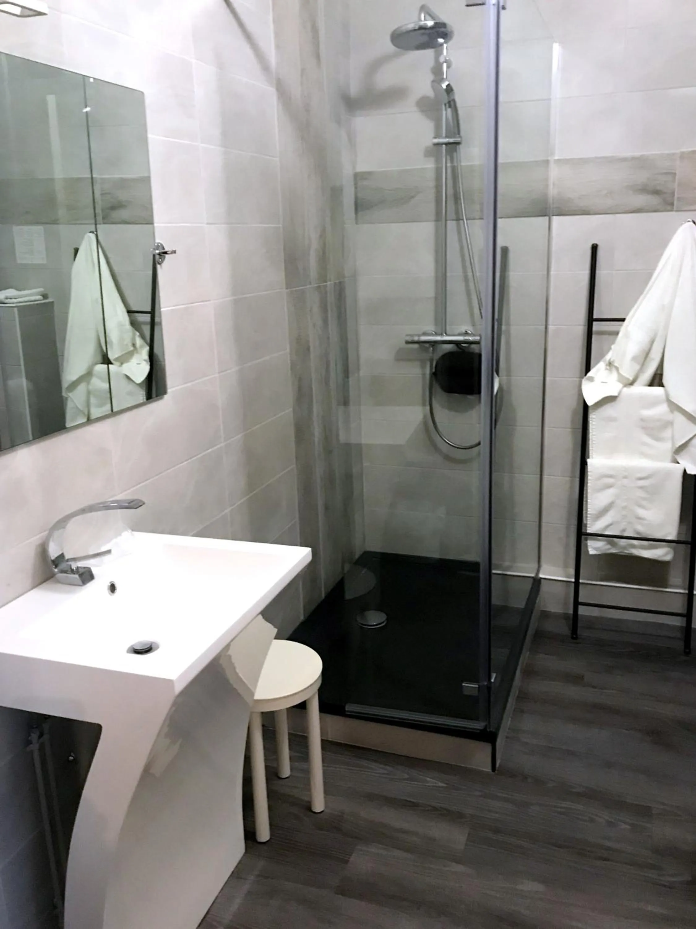 Shower in Hotel de la Basilique