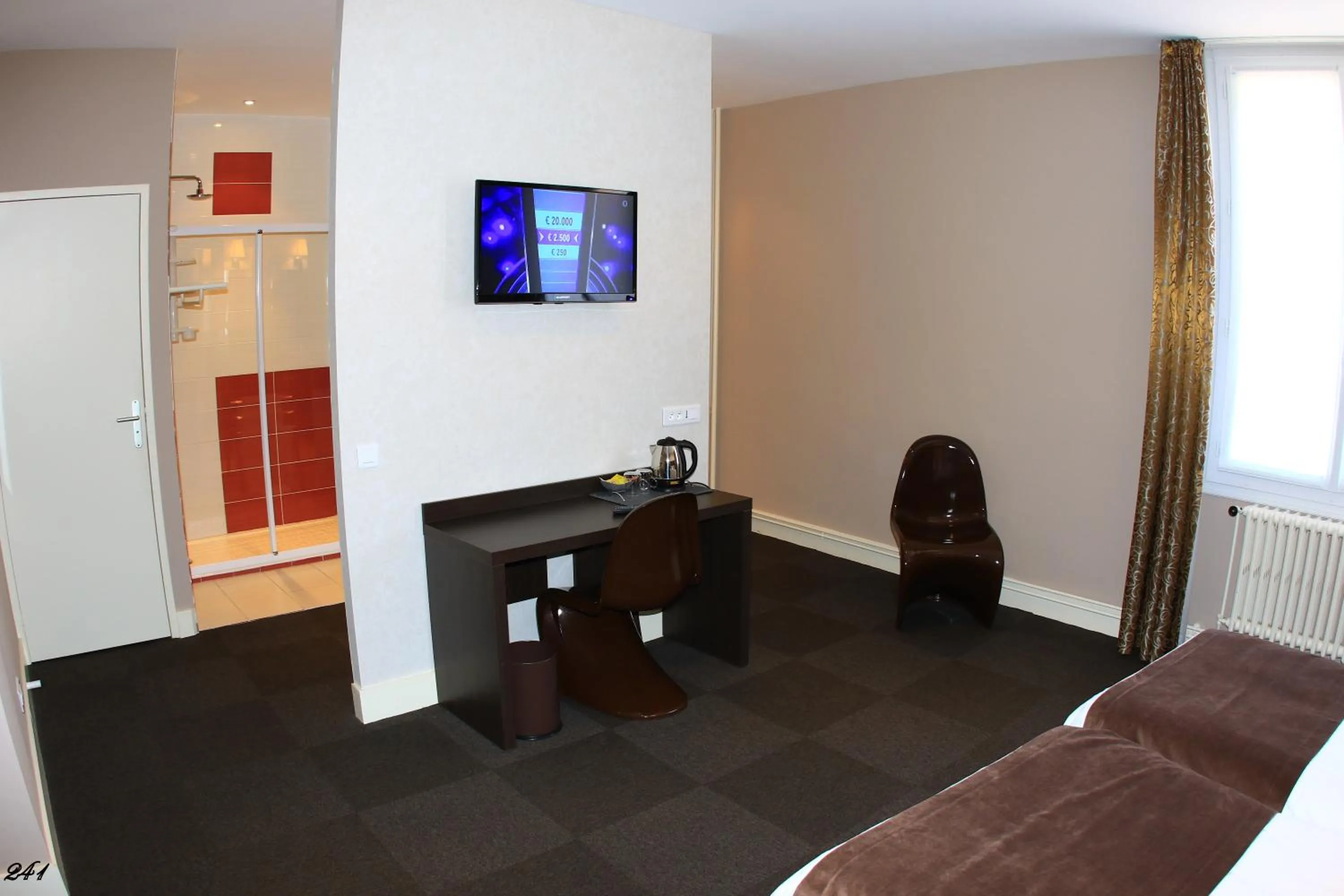 Shower in Hotel de la Basilique