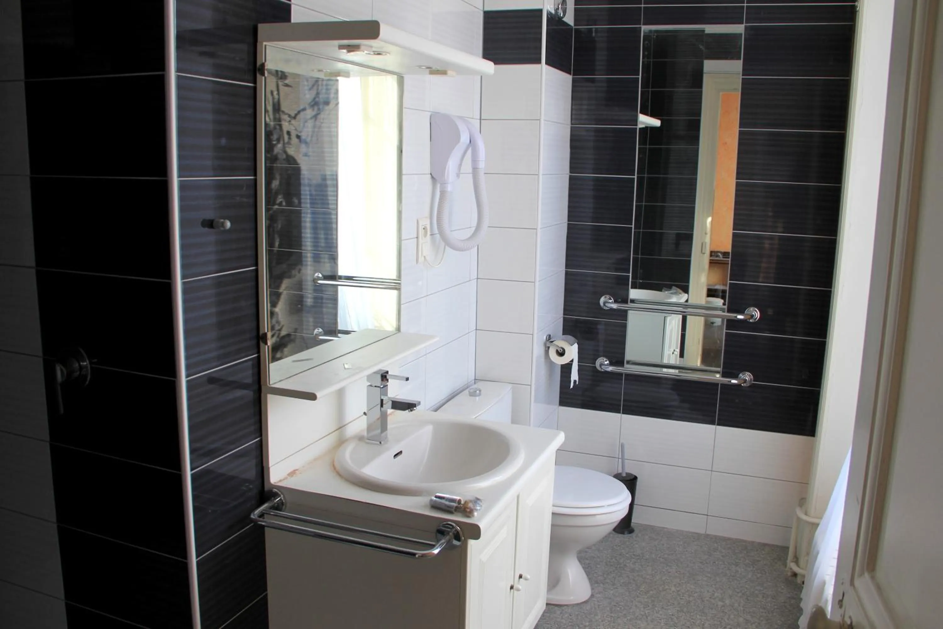 Shower in Hotel de la Basilique