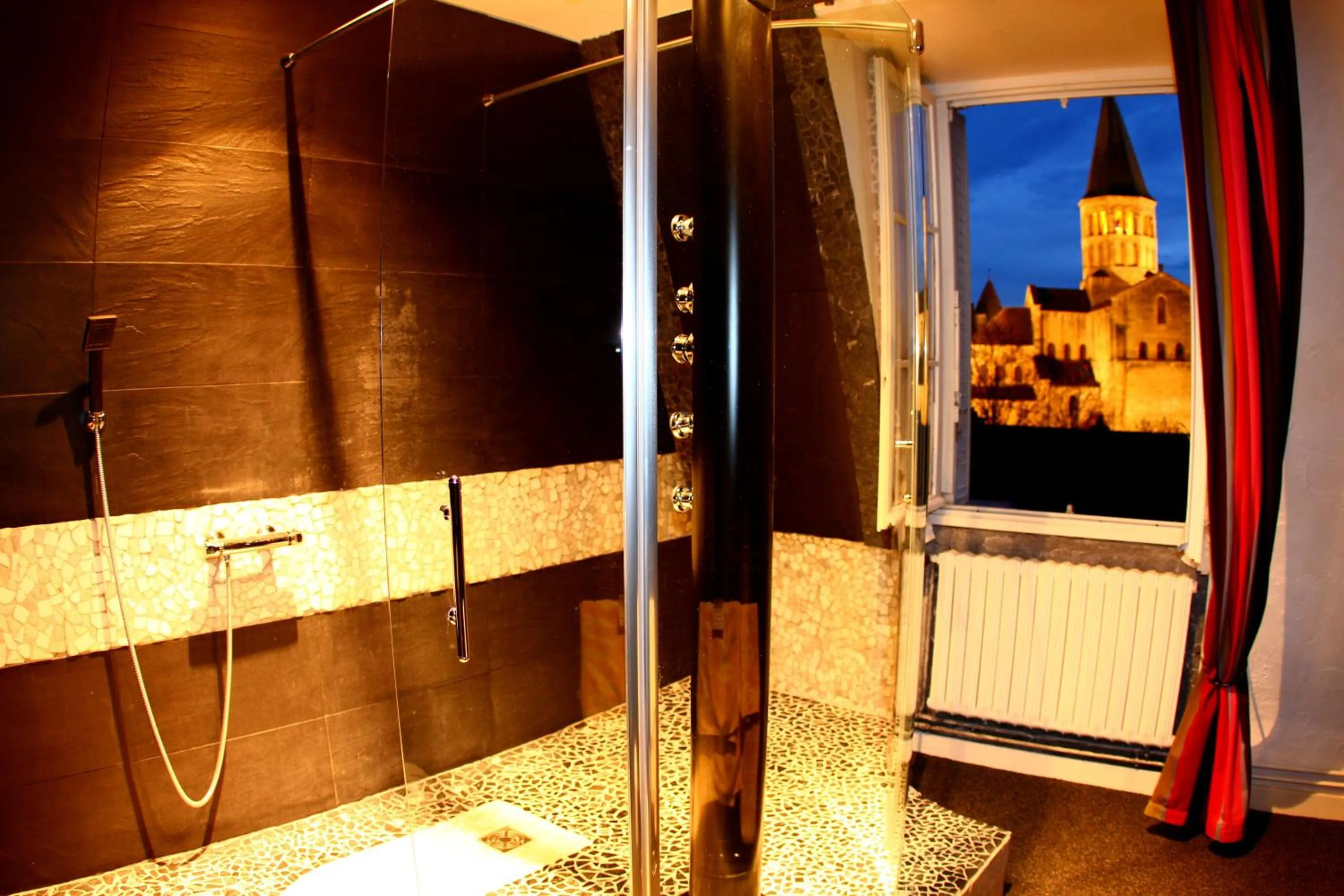 Shower in Hotel de la Basilique