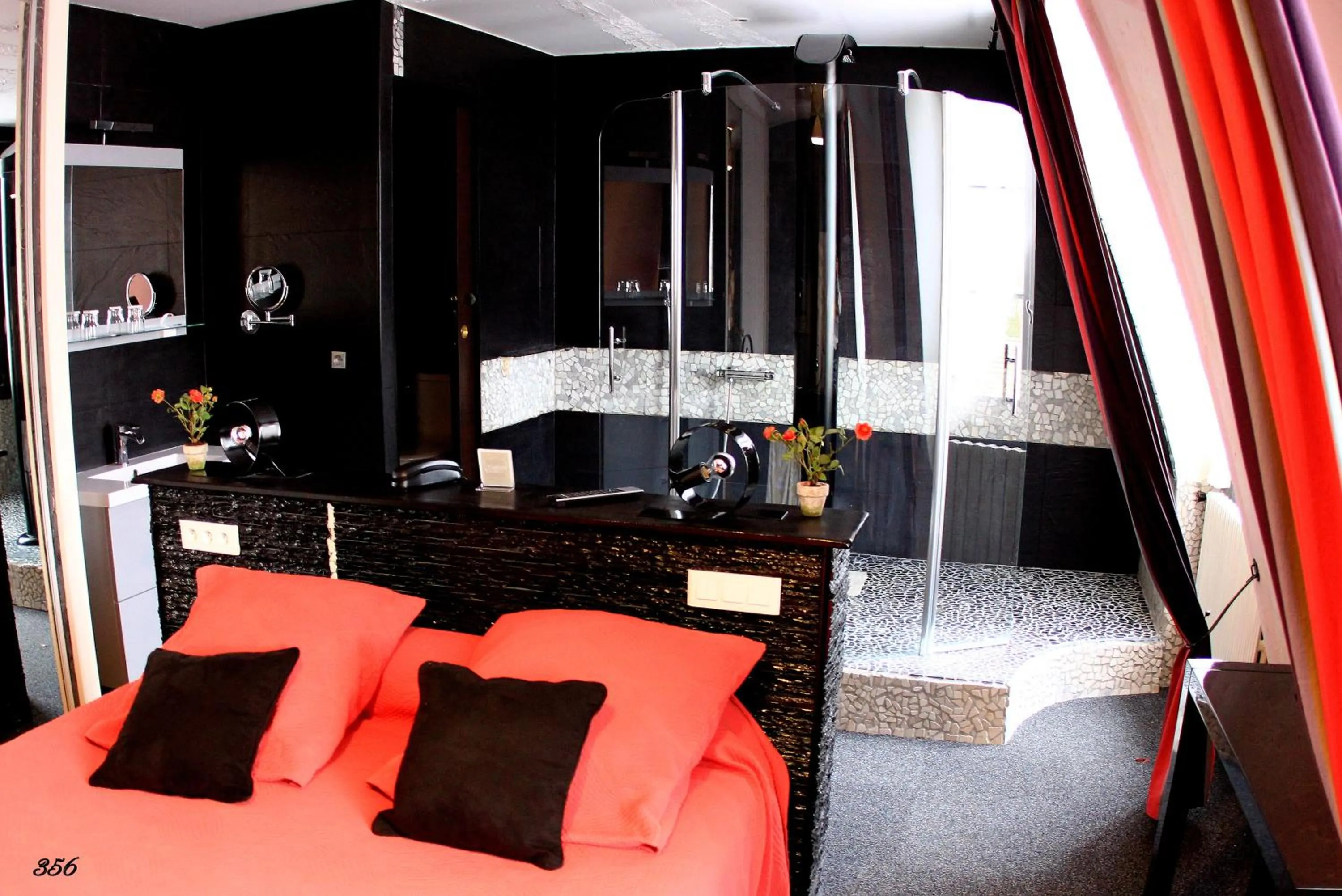 Shower in Hotel de la Basilique