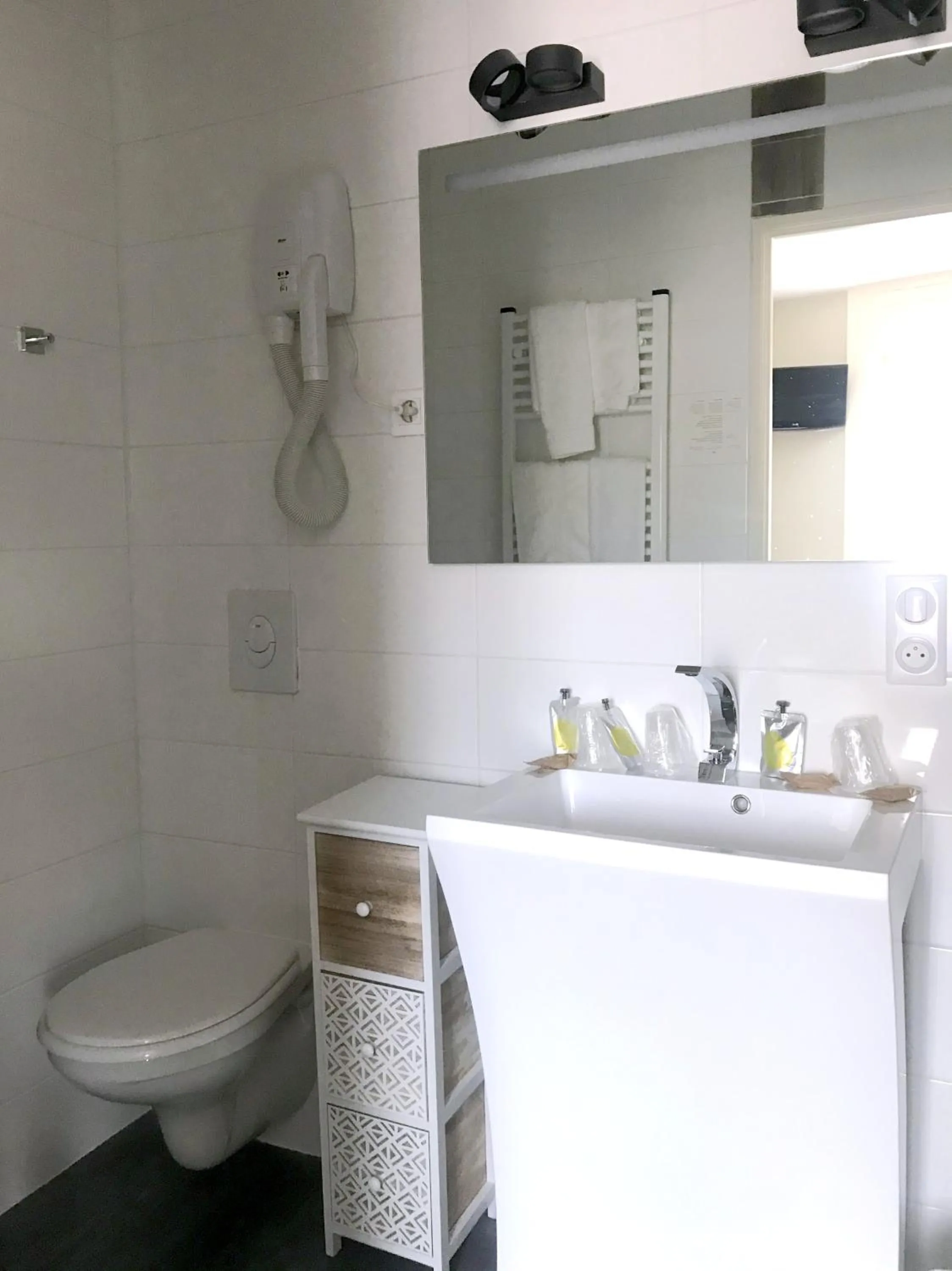 Shower in Hotel de la Basilique