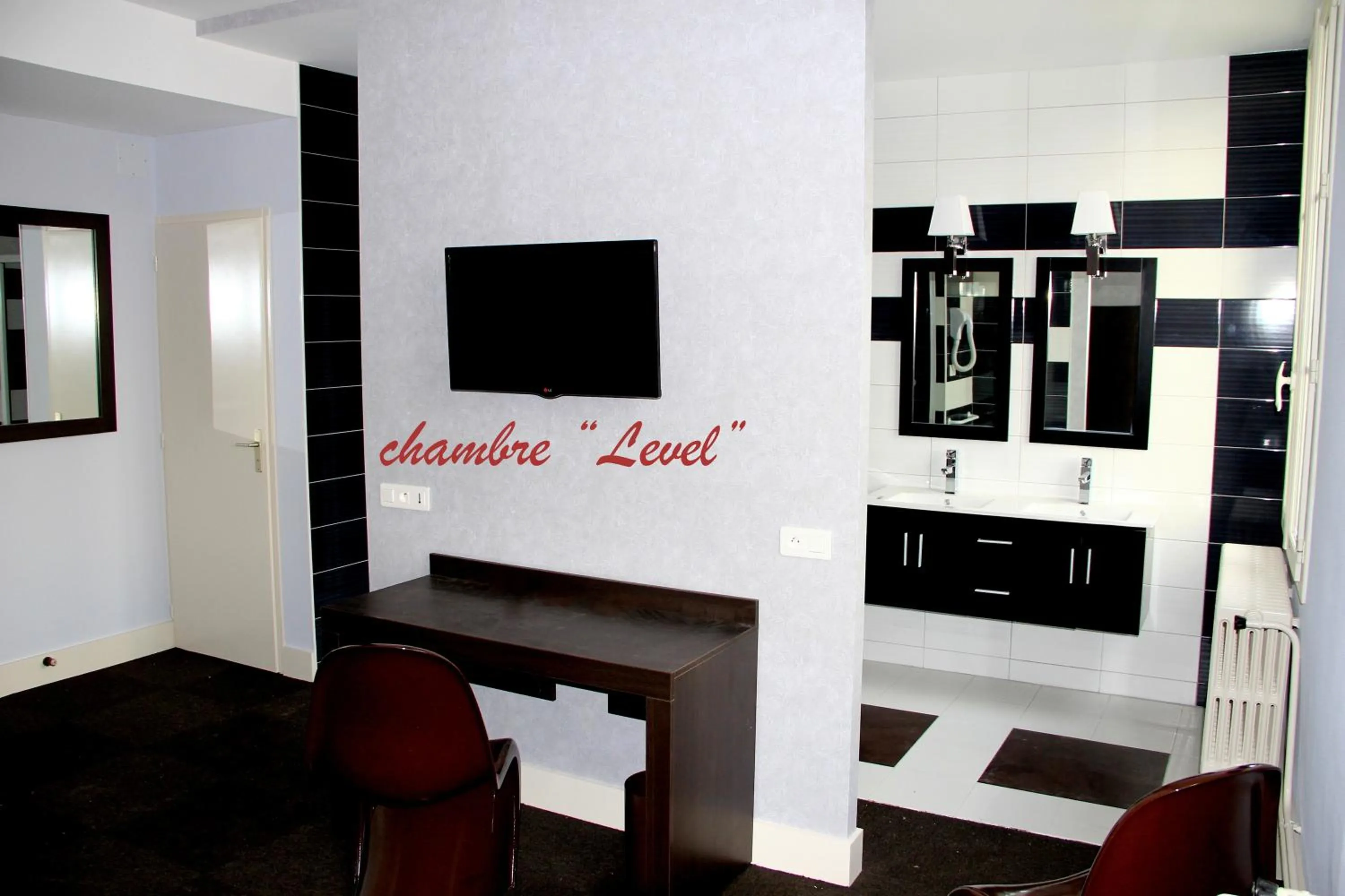 Shower in Hotel de la Basilique