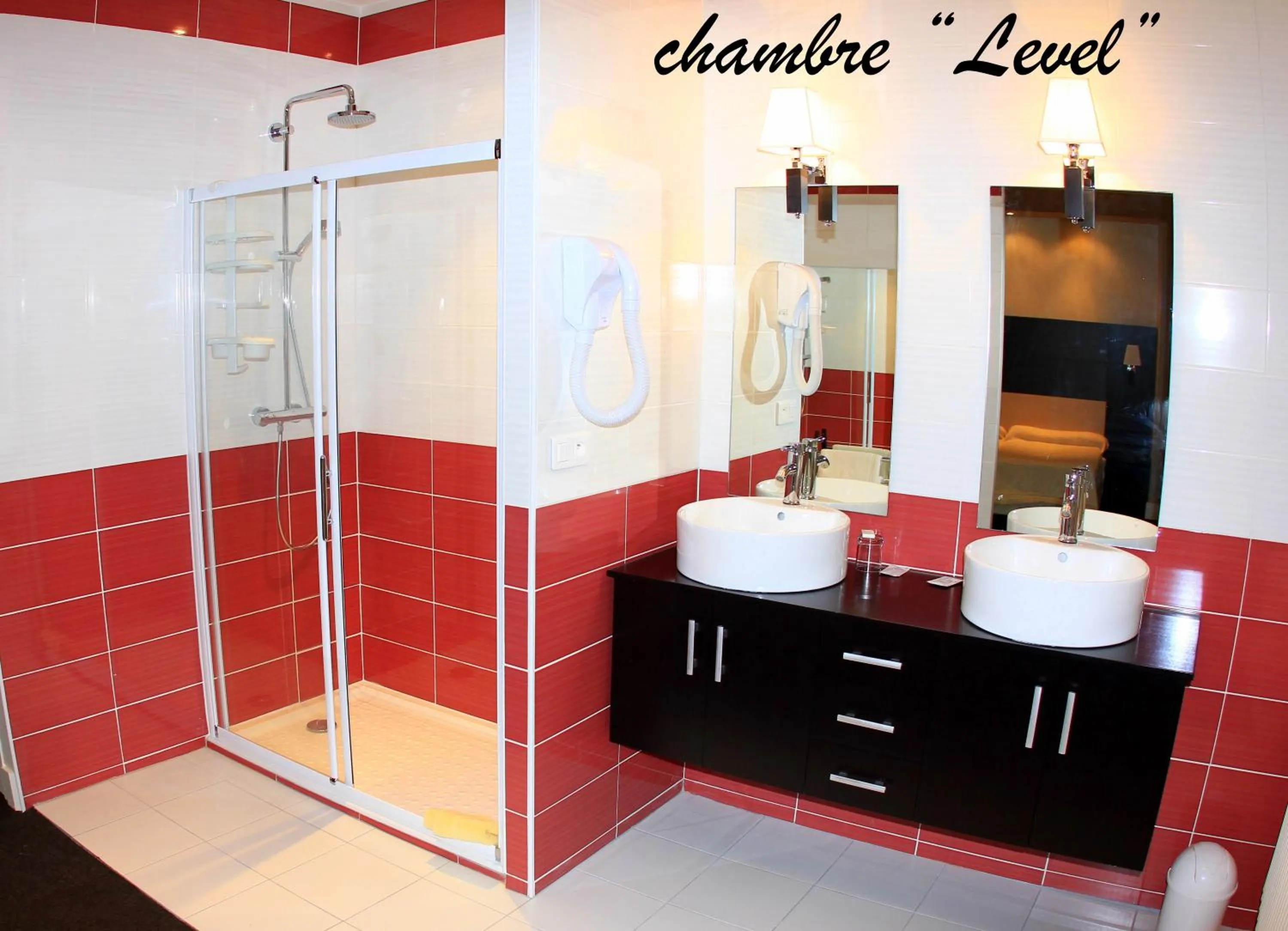 Shower in Hotel de la Basilique