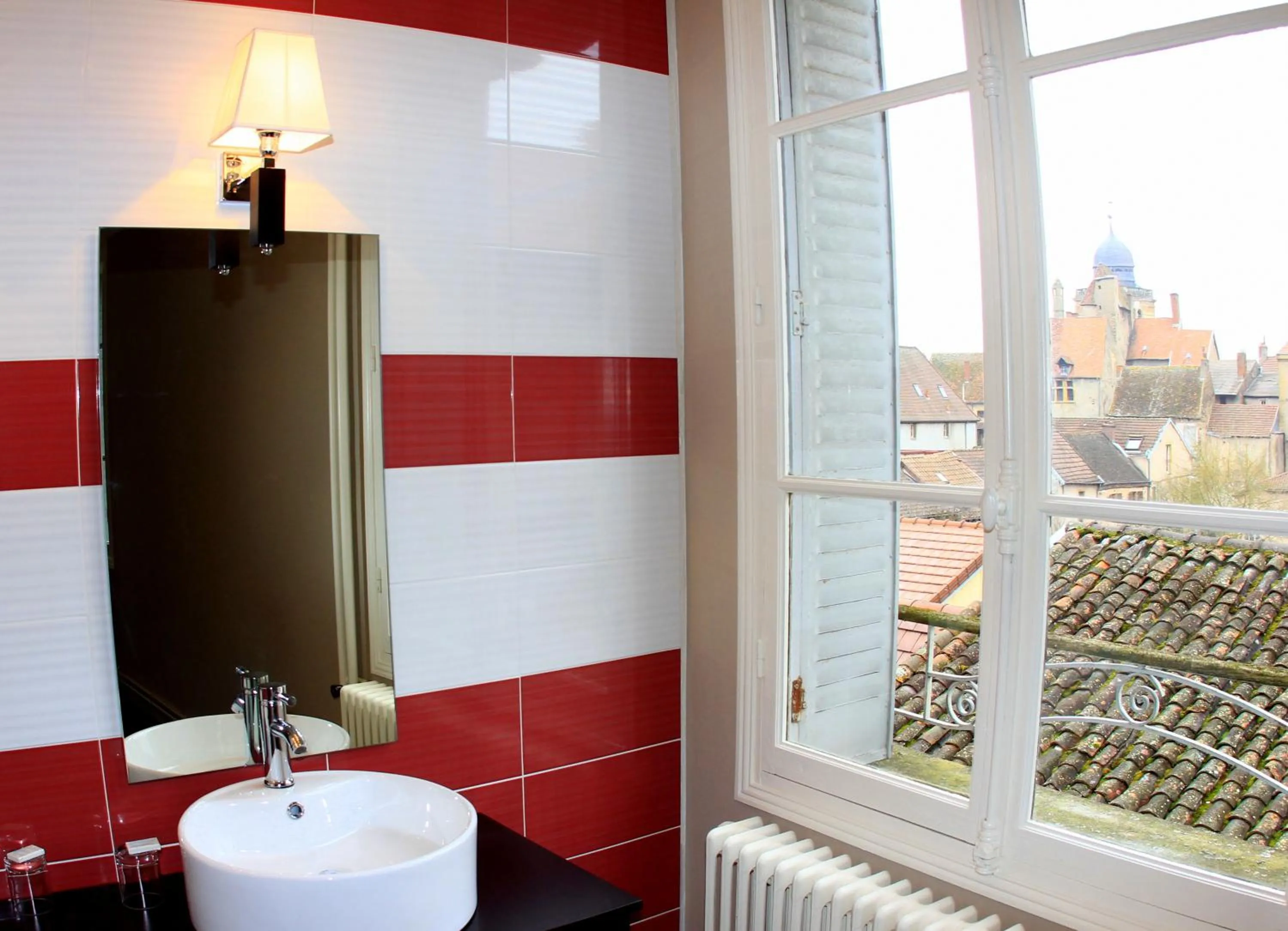 Shower in Hotel de la Basilique