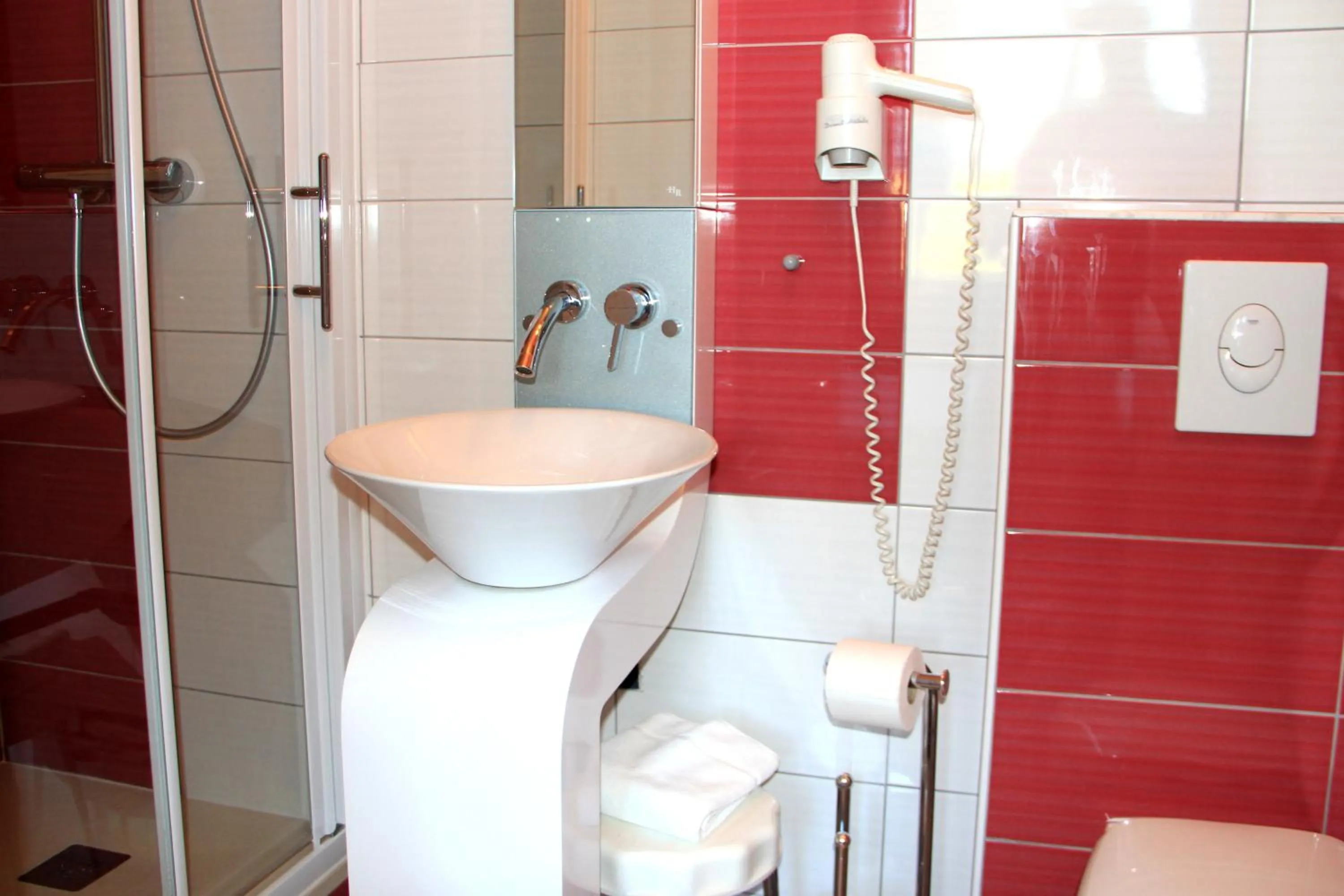 Shower in Hotel de la Basilique