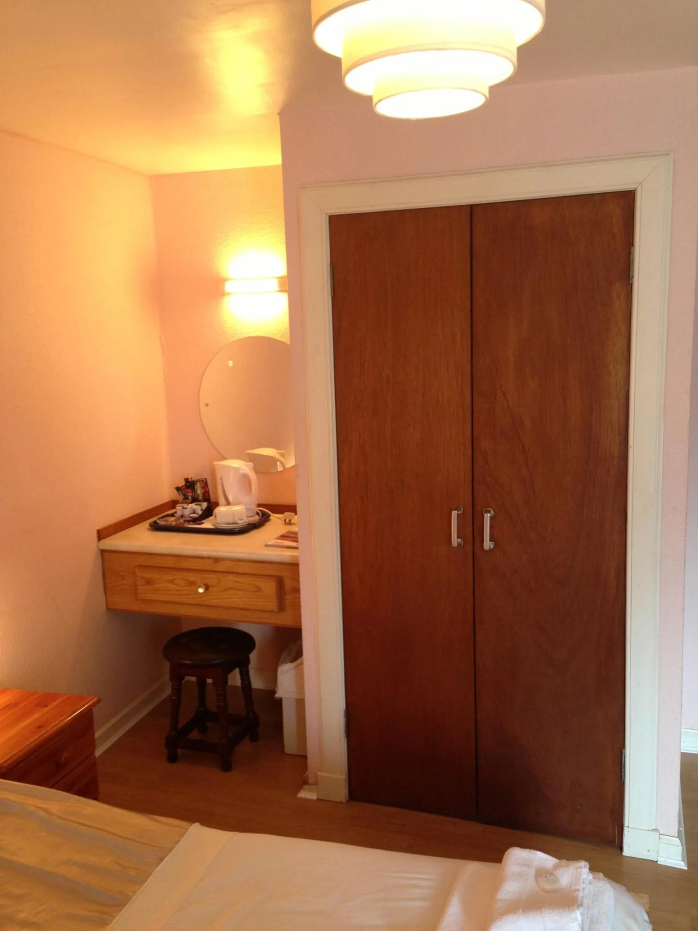 Photo of the whole room, Bed in The White Swan Hotel