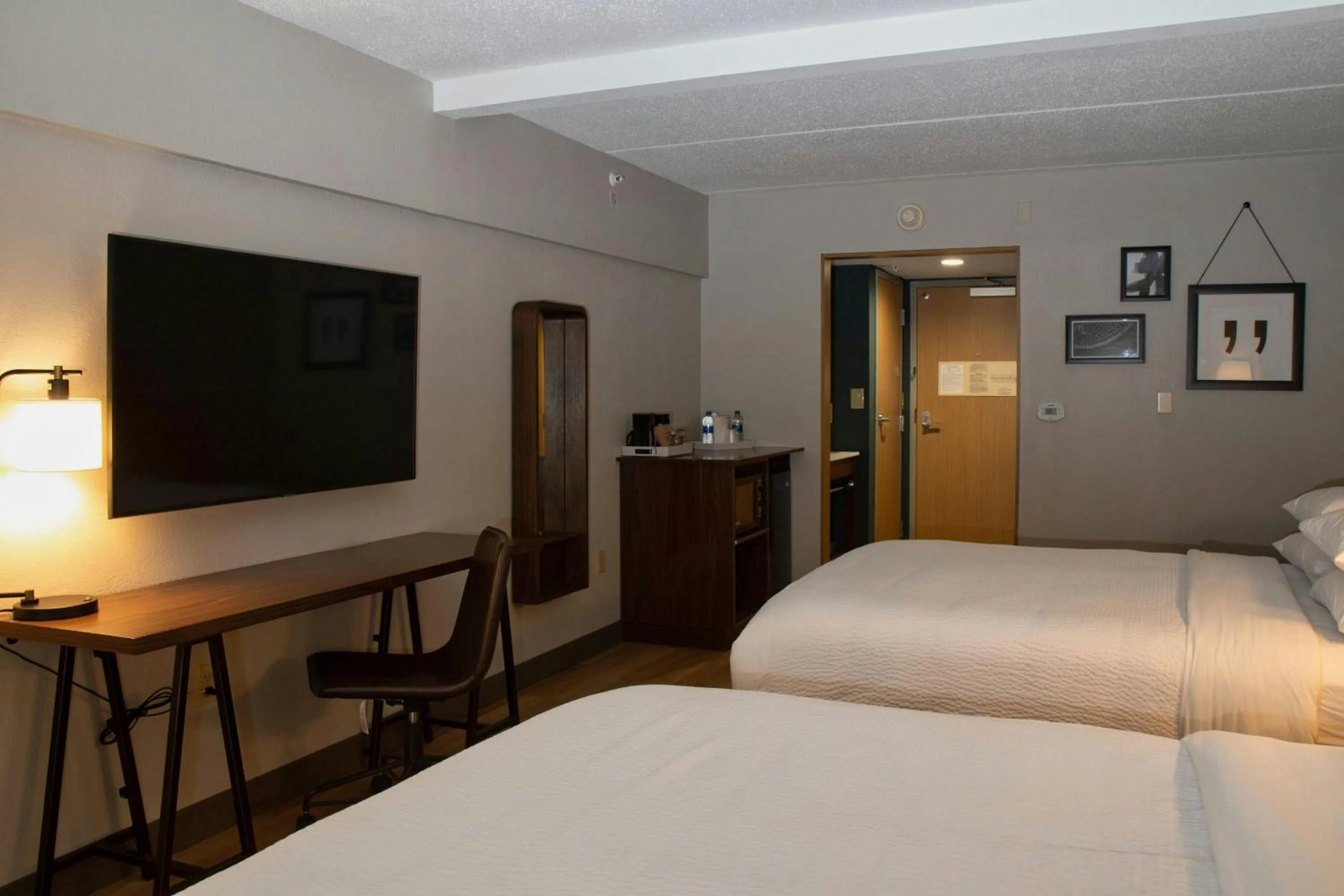 Photo of the whole room, Bed in Four Points by Sheraton Allentown Lehigh Valley